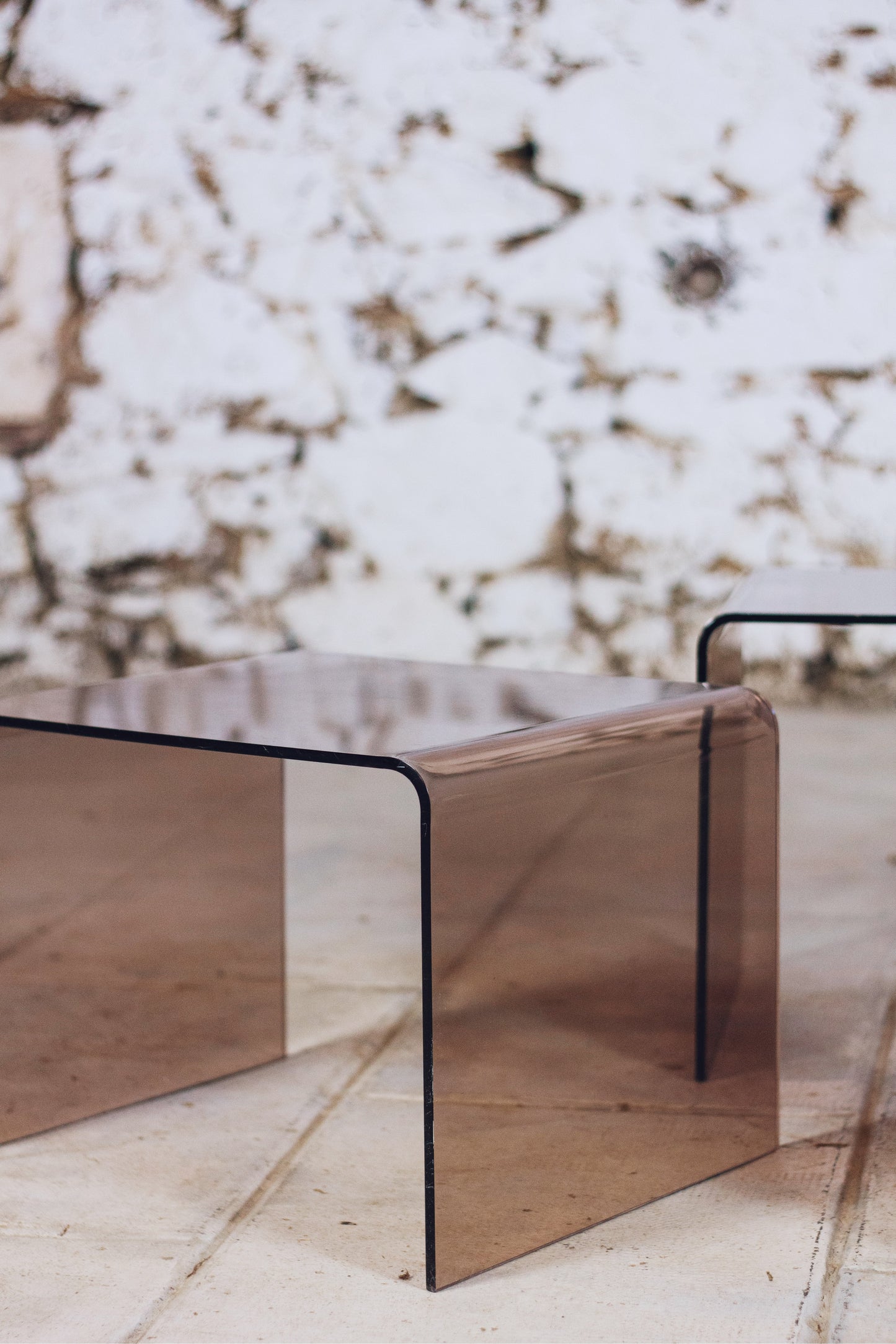 Trois tables gigognes en plexiglas fumé, 1970
