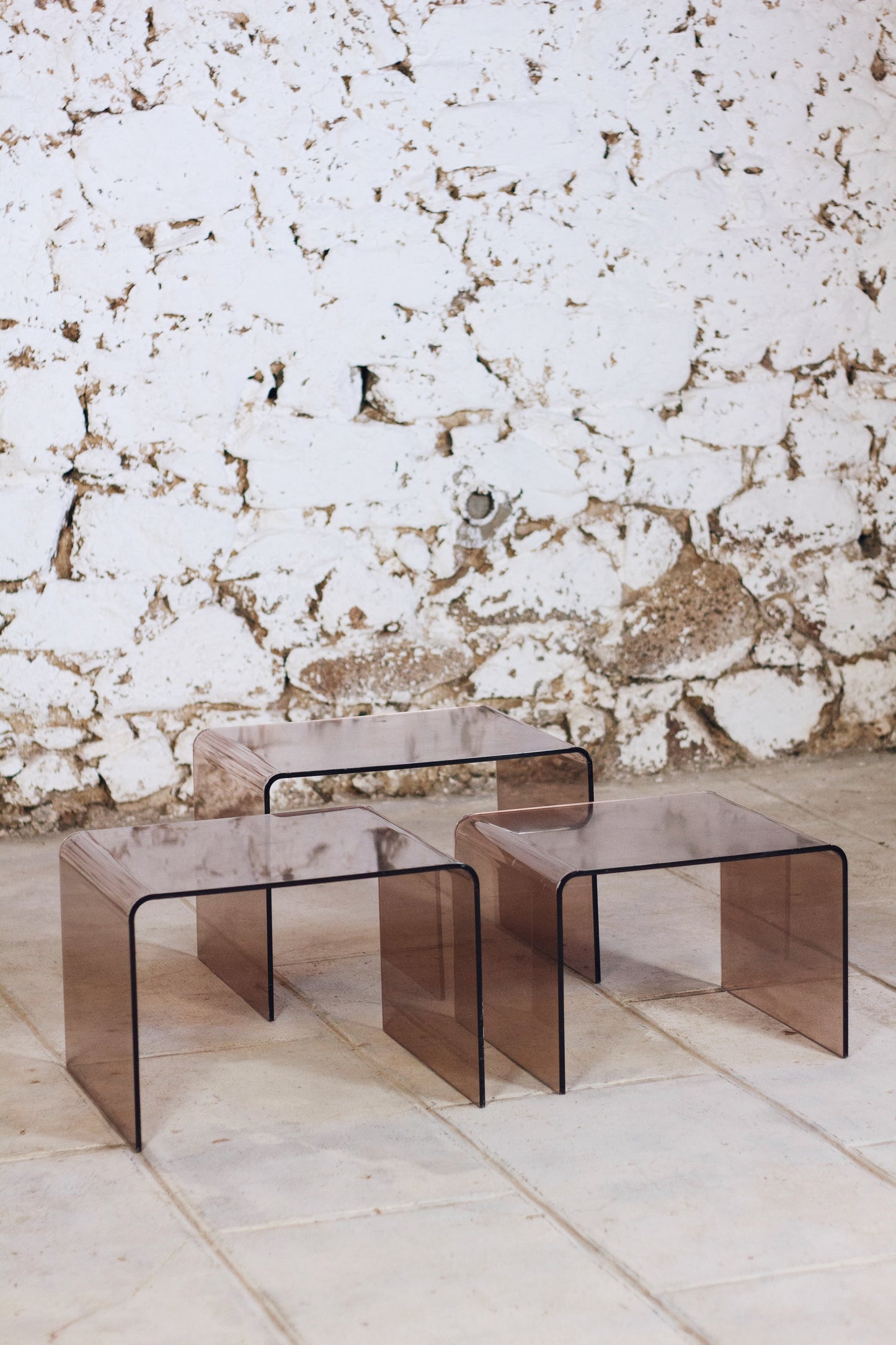 Trois tables gigognes en plexiglas fumé, 1970