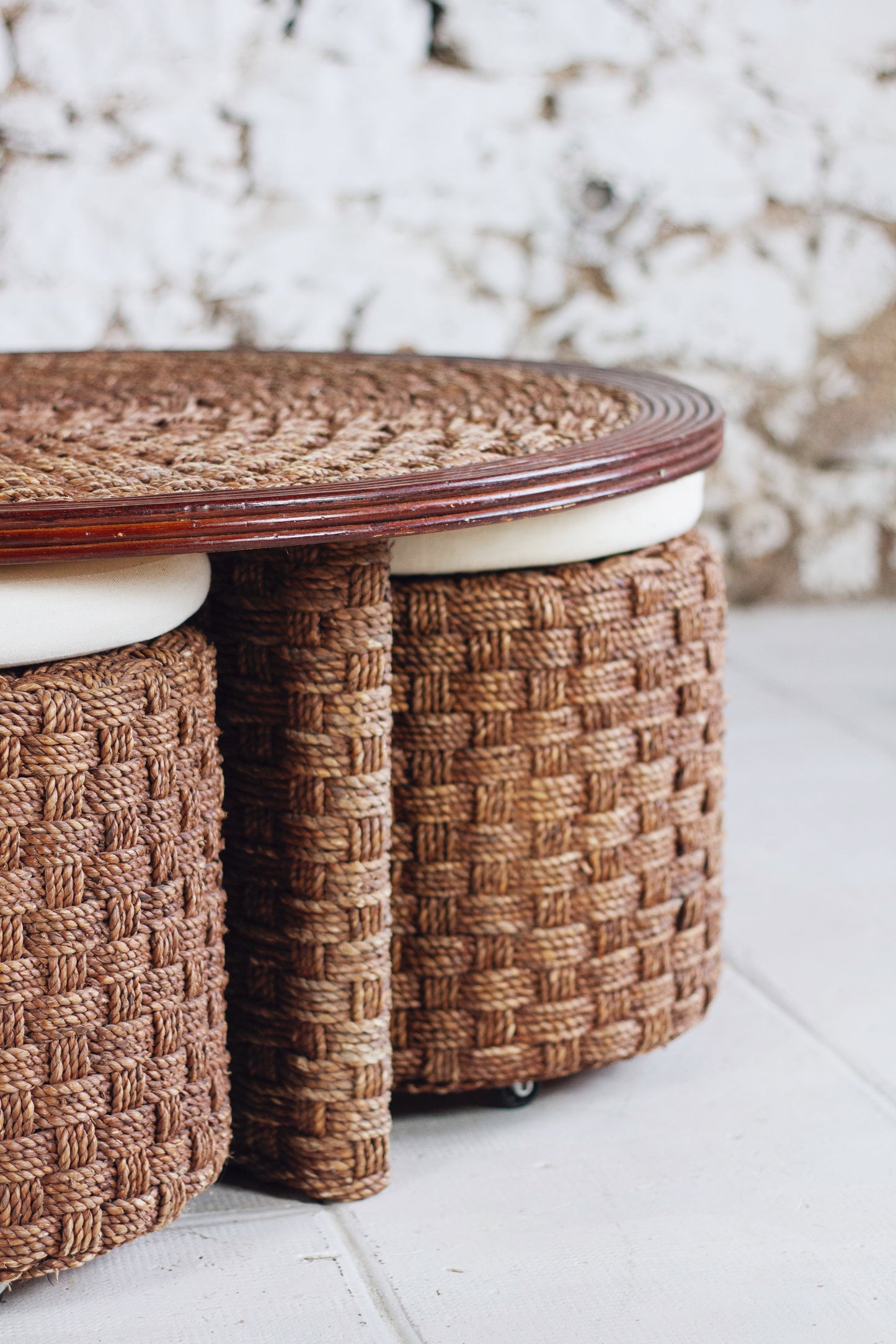 Table basse ronde et tabourets en corde tressée et rotin, 1970