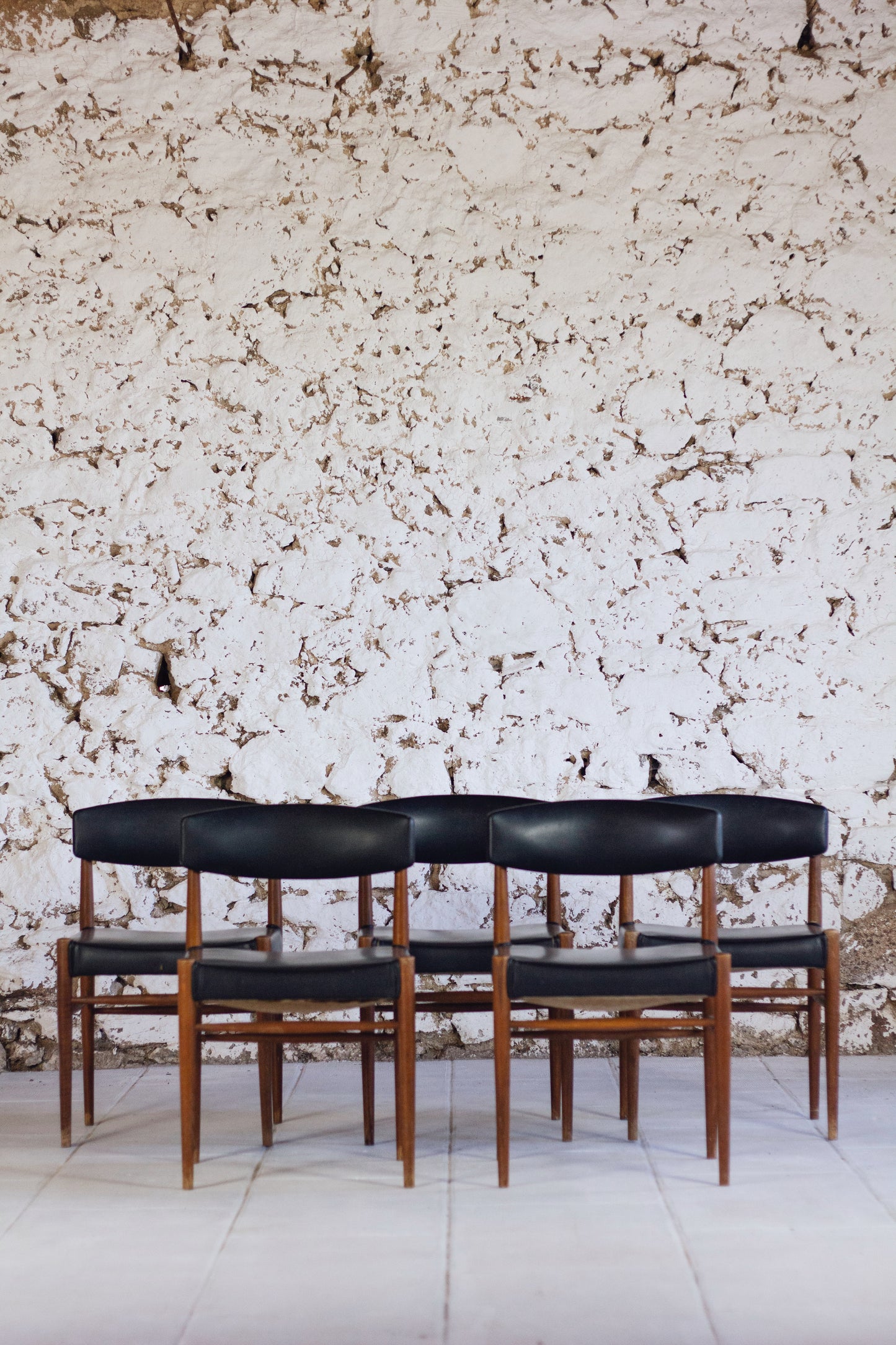 Ensemble de 5 chaises scandinaves en teck et skaï, 1960