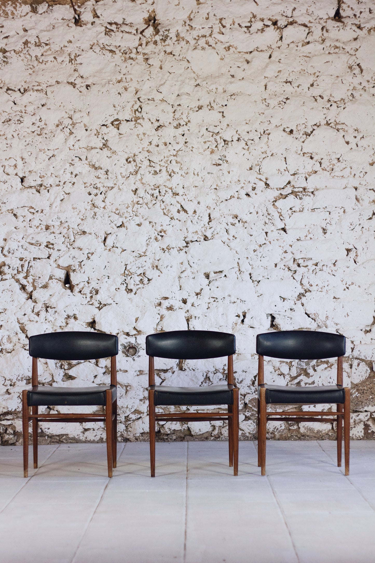 Ensemble de 5 chaises scandinaves en teck et skaï, 1960