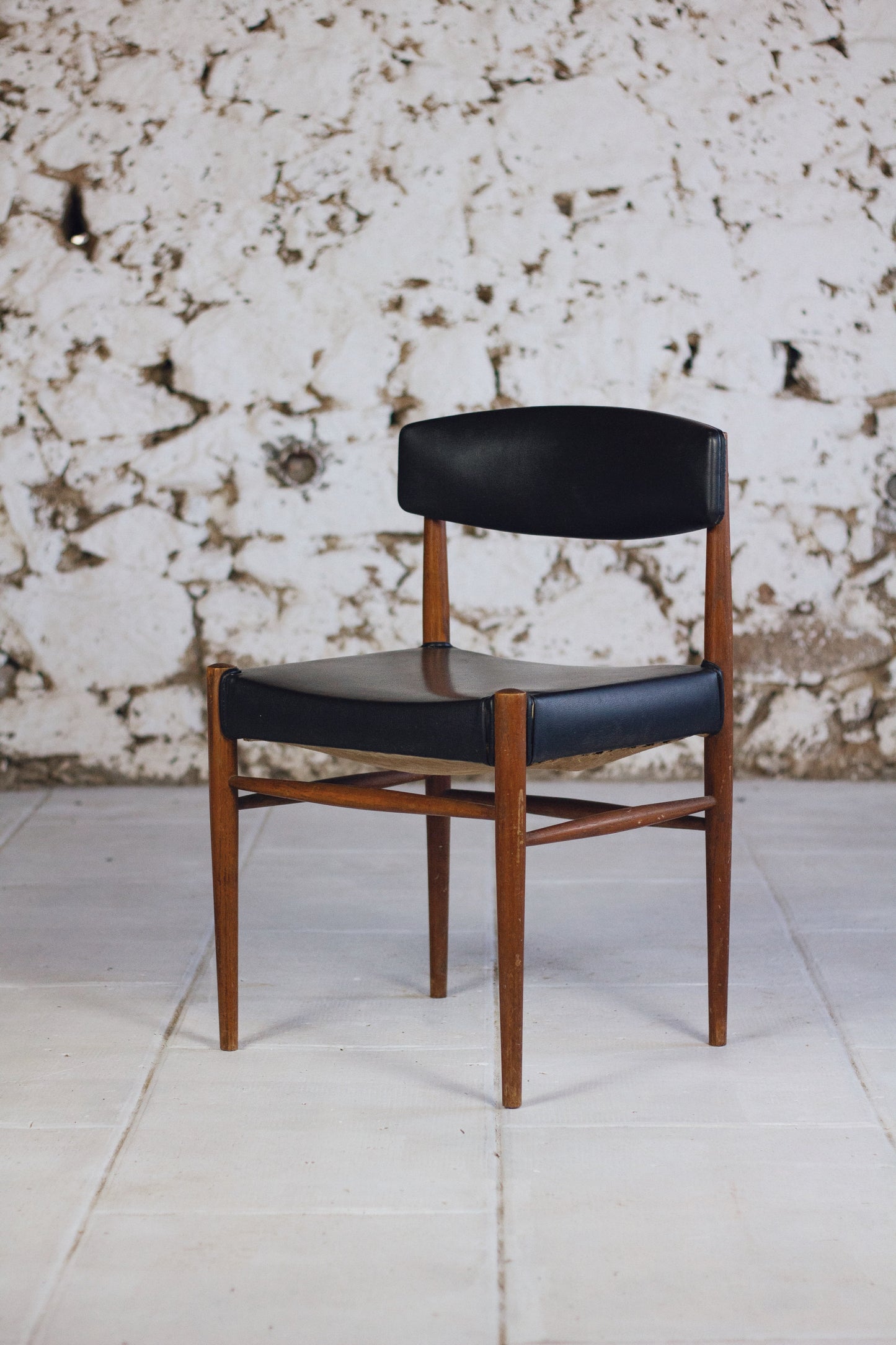 Ensemble de 5 chaises scandinaves en teck et skaï, 1960