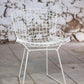 Chaise Wire blanche par Harry Bertoia