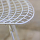 Chaise Wire blanche par Harry Bertoia