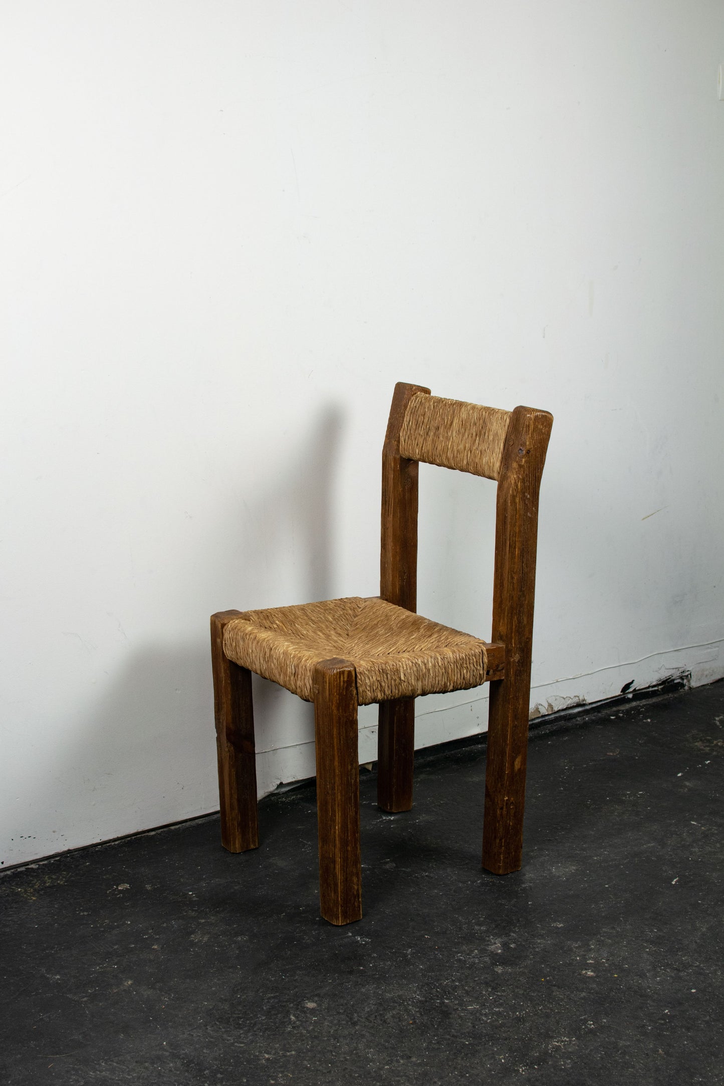 Chaise brutaliste paille et pin, 1950