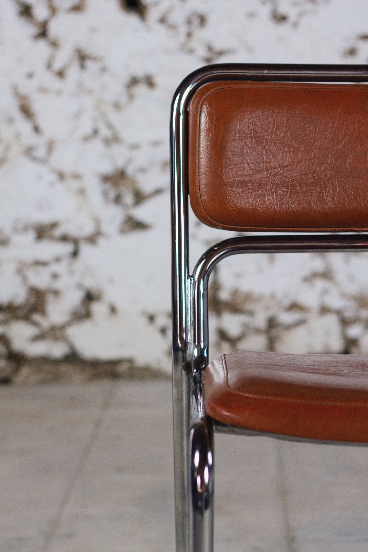 8 chaises tubulaires en chrome et skaï, 1970
