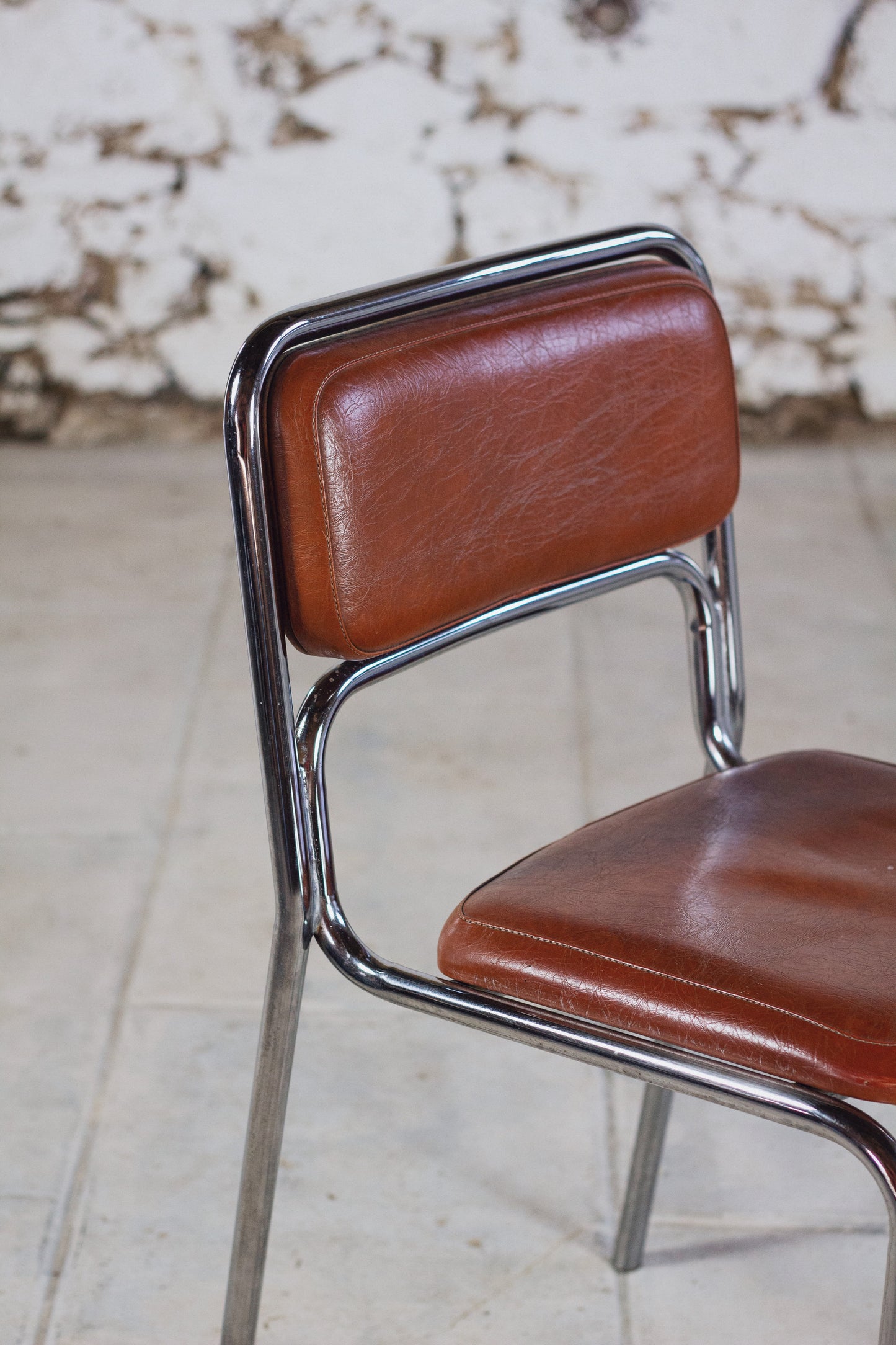 8 chaises tubulaires en chrome et skaï, 1970