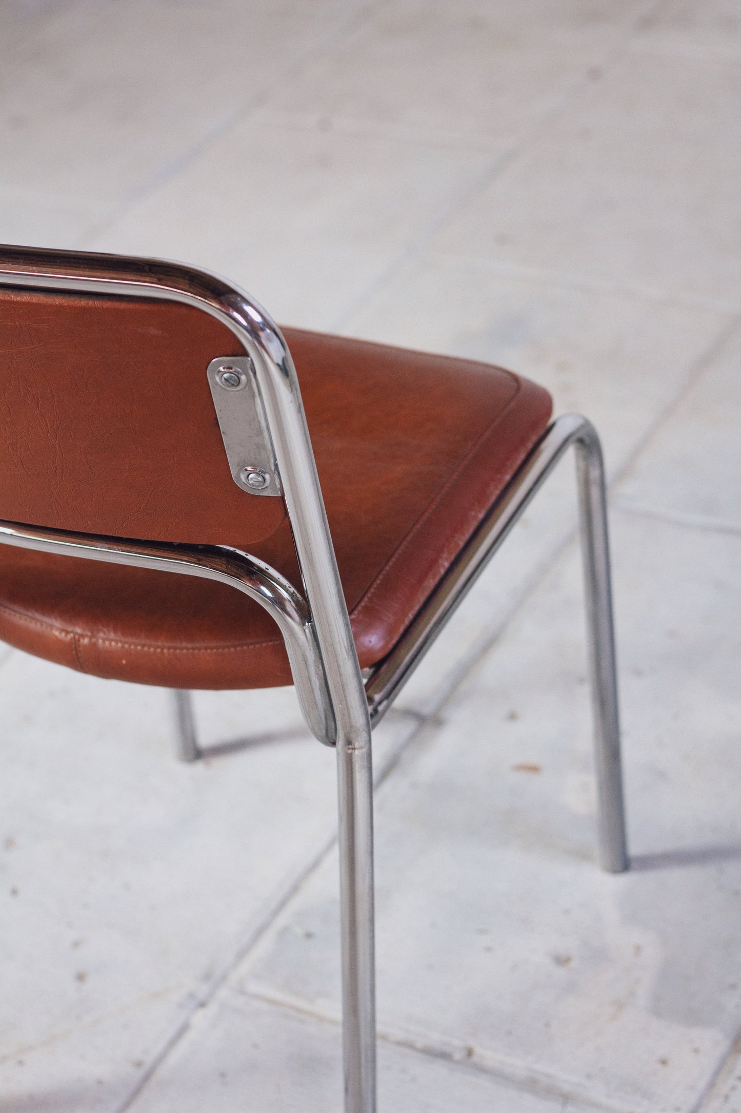 8 chaises tubulaires en chrome et skaï, 1970