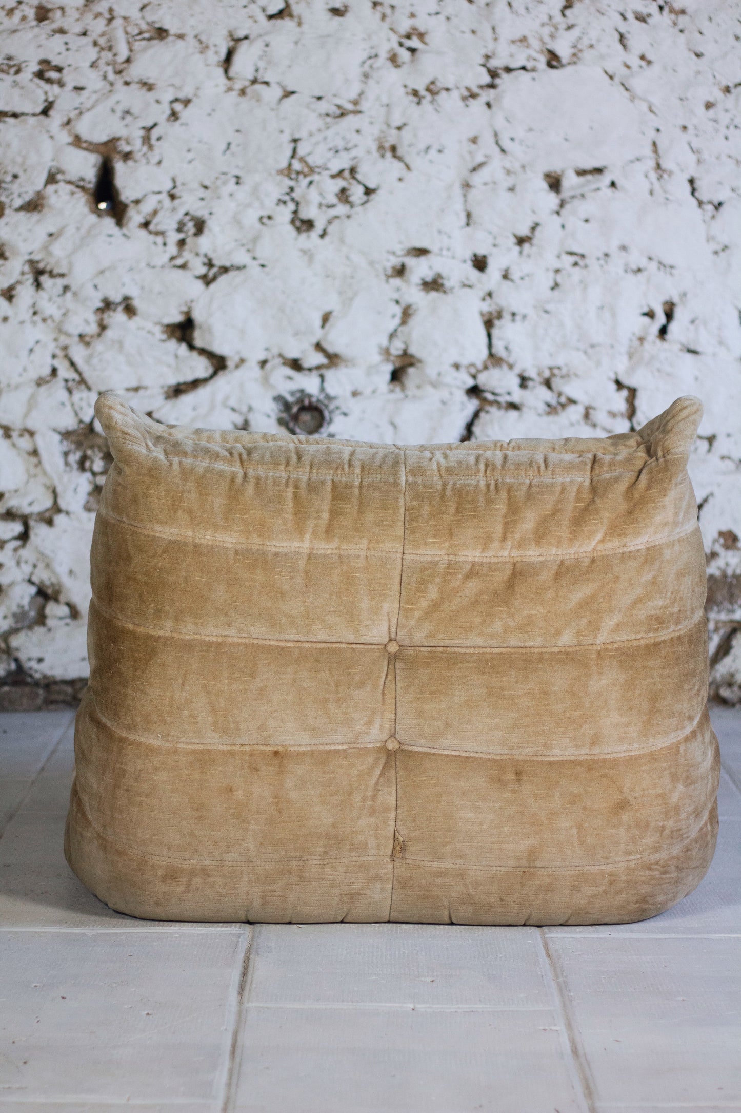 Chauffeuse 1 place Togo velours beige par Michel Ducaroy pour Ligne Roset