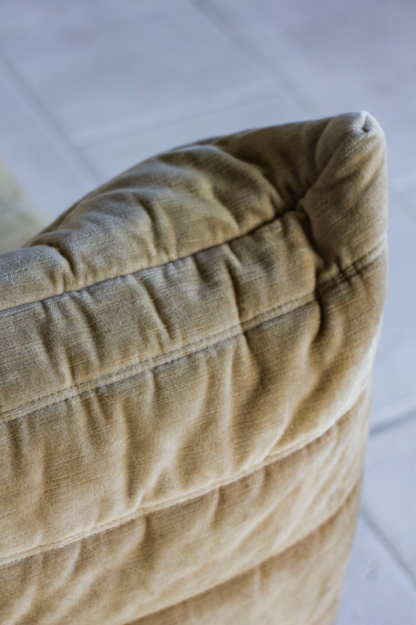 Chauffeuse 1 place Togo velours beige par Michel Ducaroy pour Ligne Roset