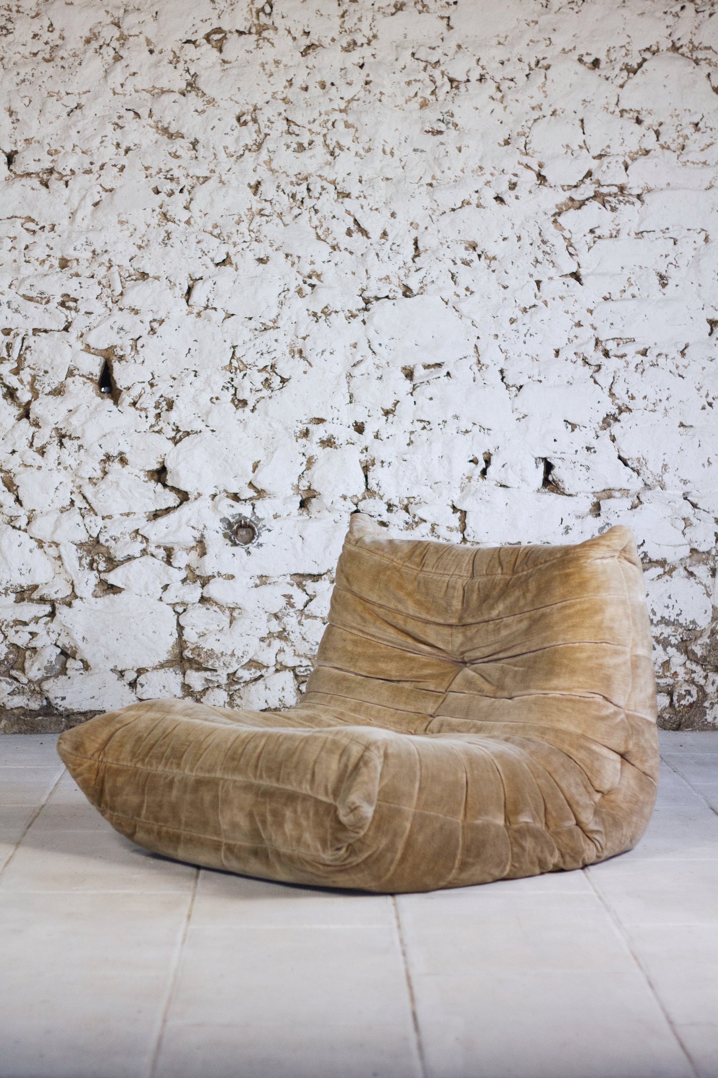 Chauffeuse 1 place Togo velours beige par Michel Ducaroy pour Ligne Roset