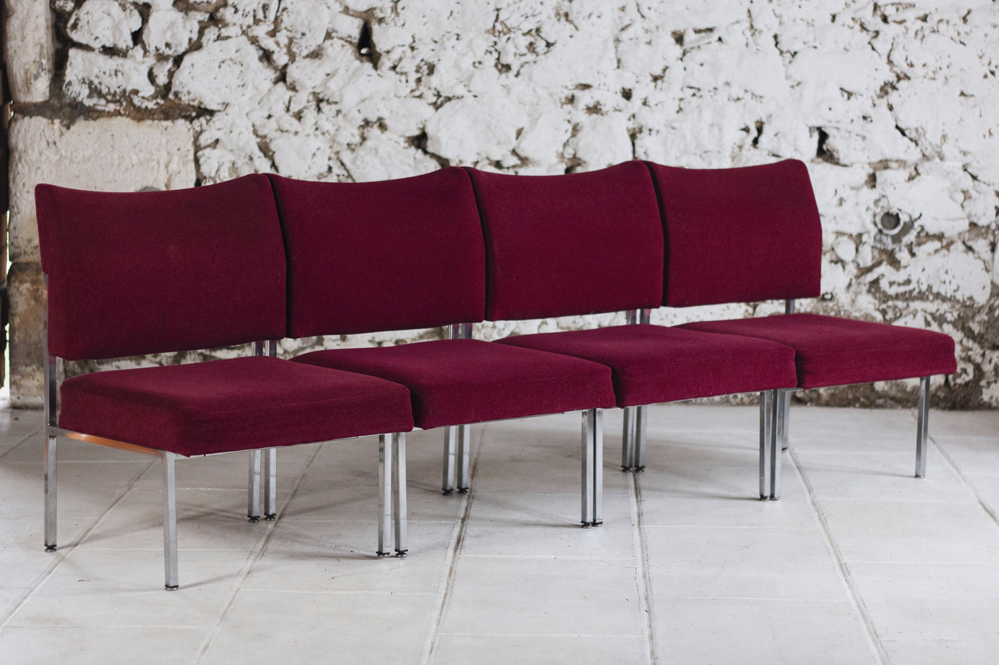 Lot de 4 chauffeuses de style moderniste bordeaux, 1970