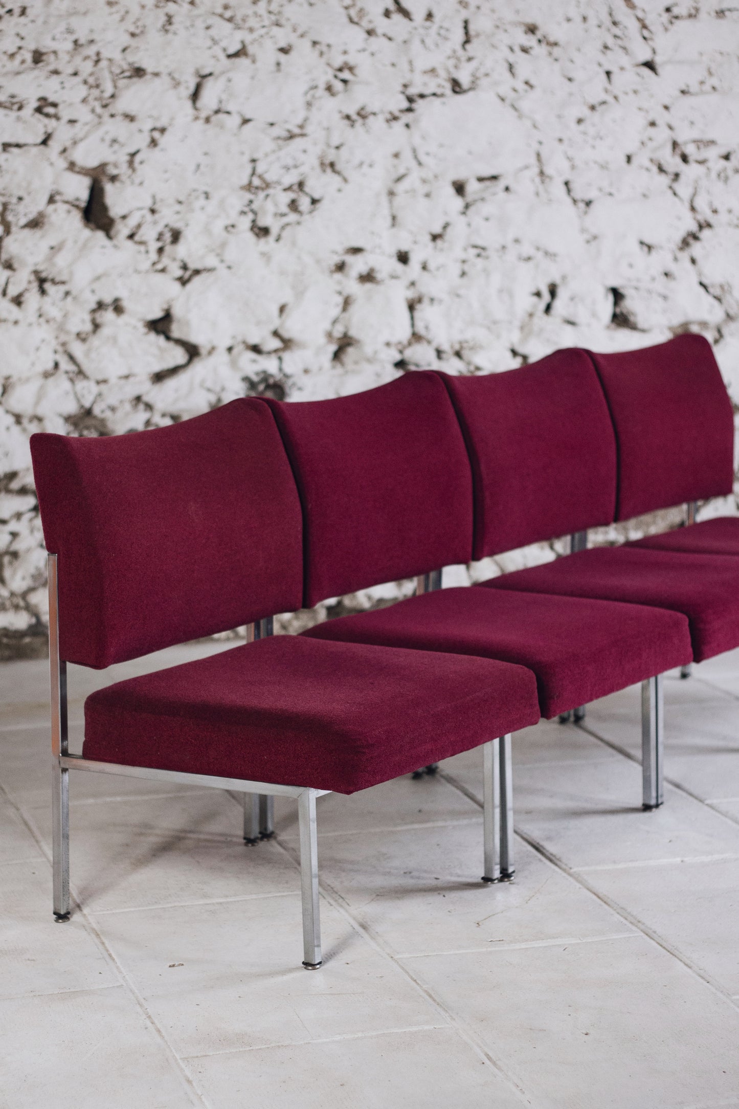 Lot de 4 chauffeuses de style moderniste bordeaux, 1970