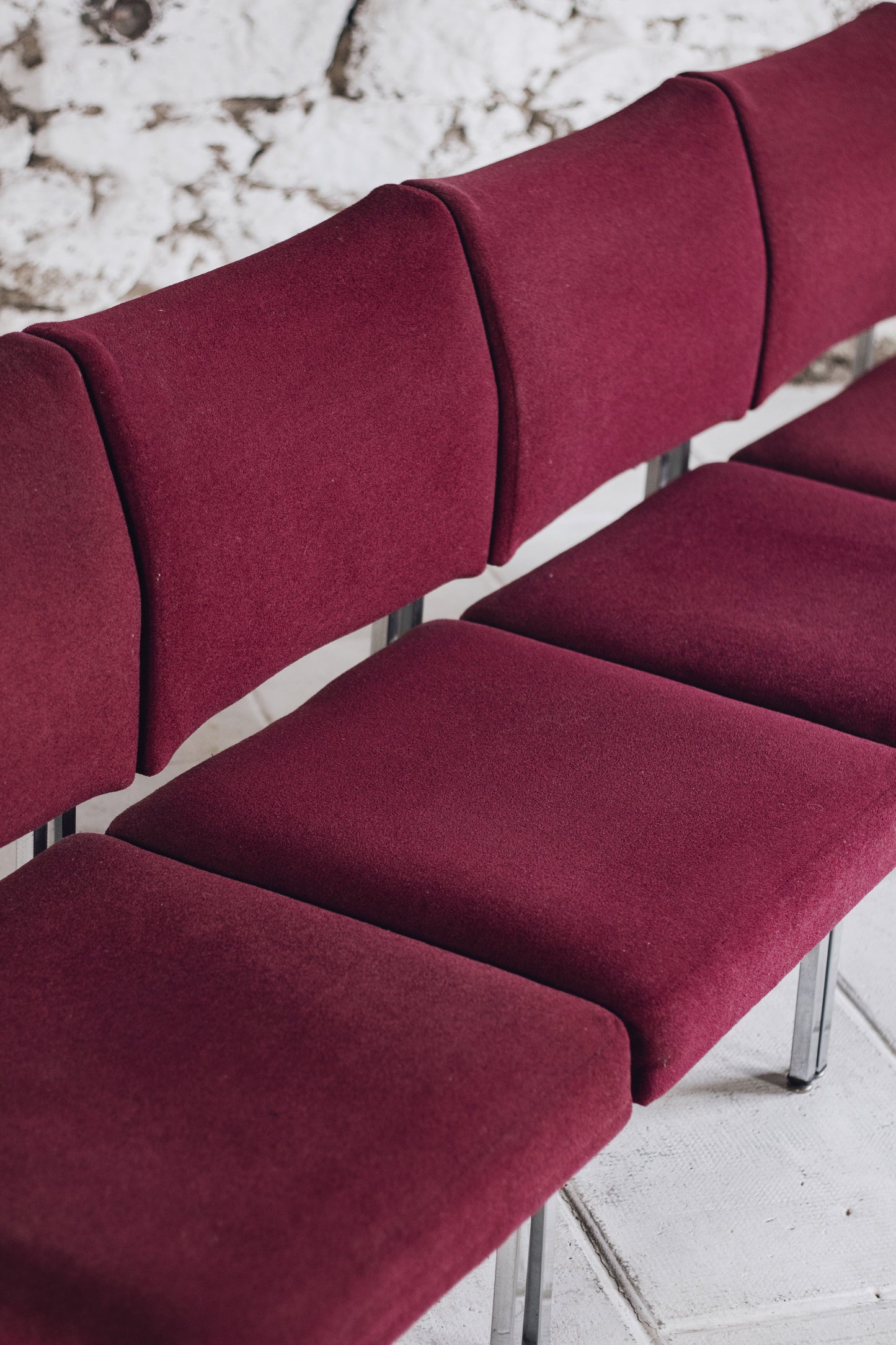 Lot de 4 chauffeuses de style moderniste bordeaux, 1970