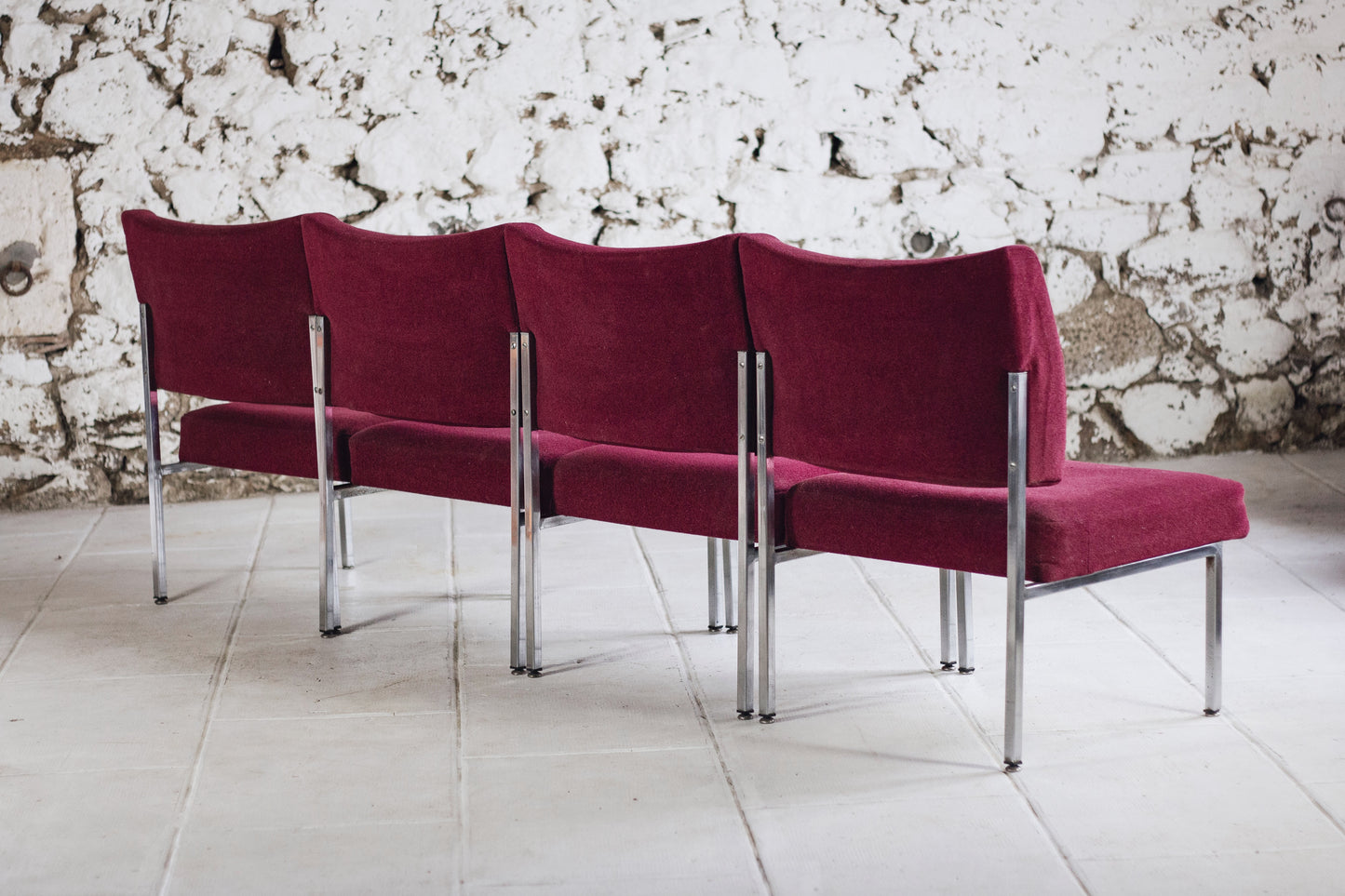 Lot de 4 chauffeuses de style moderniste bordeaux, 1970