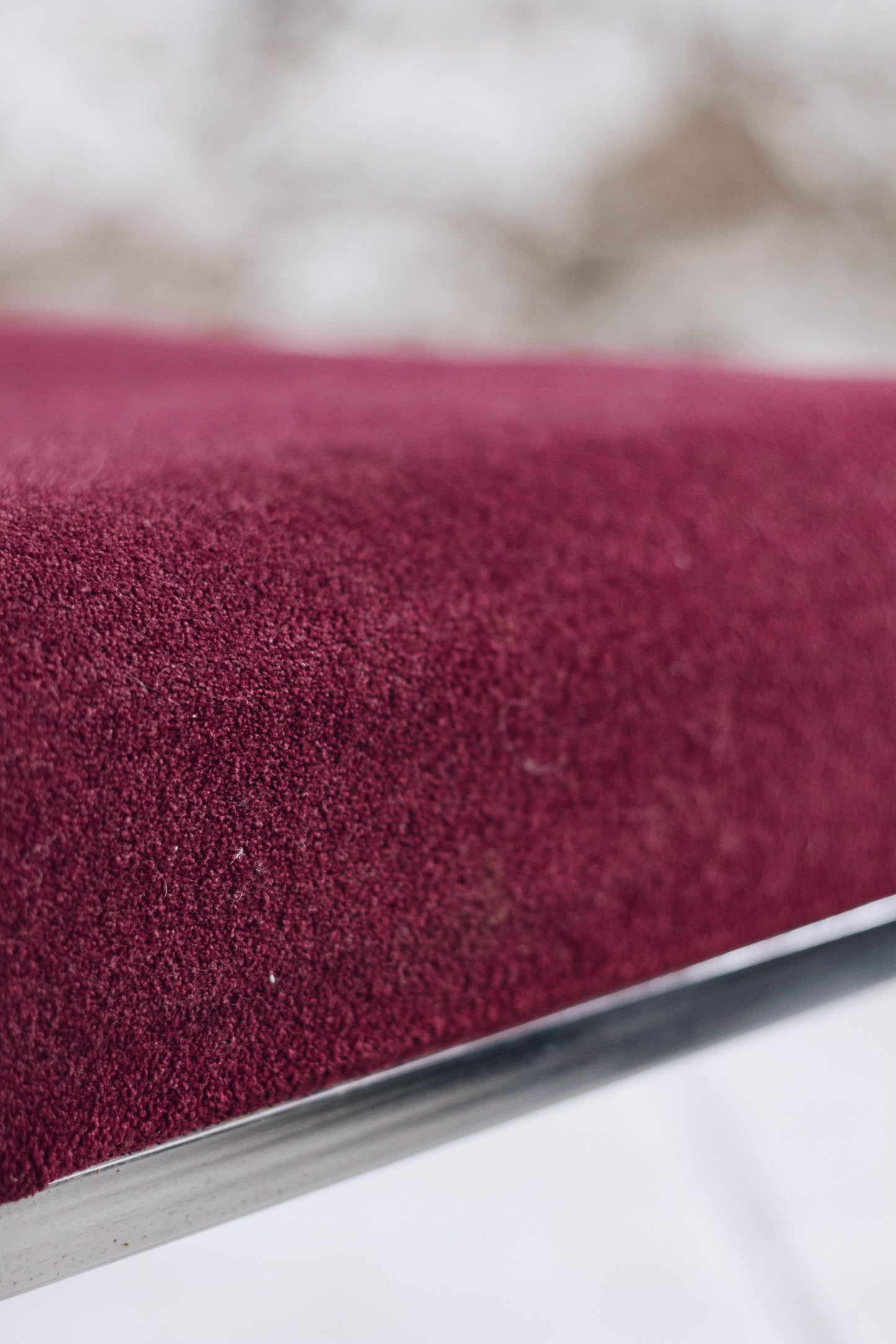 Lot de 4 chauffeuses de style moderniste bordeaux, 1970