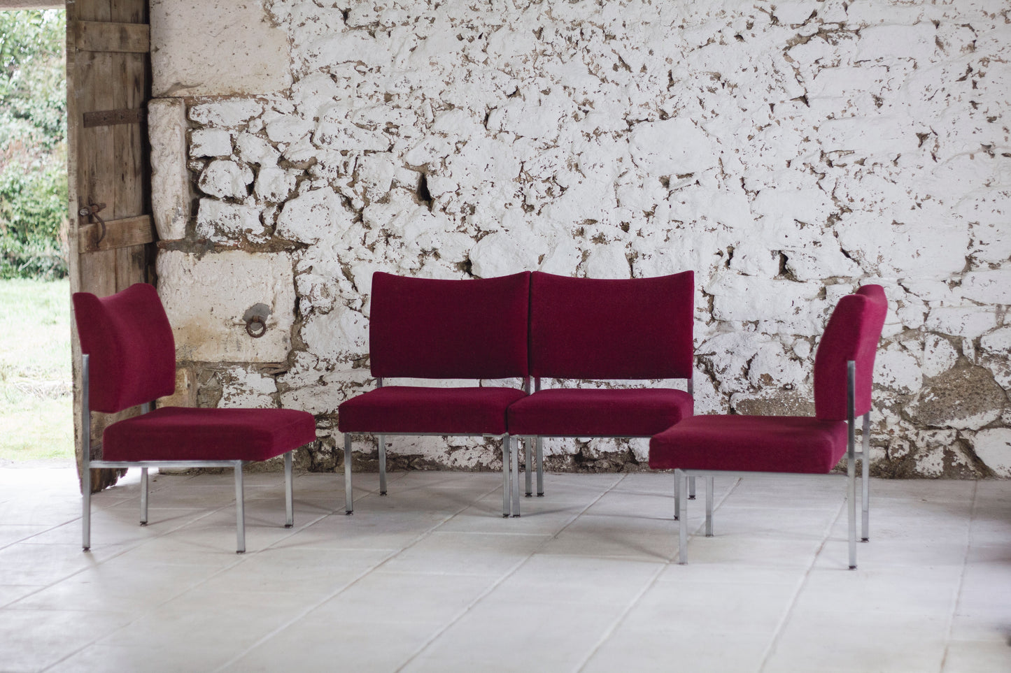 Lot de 4 chauffeuses de style moderniste bordeaux, 1970