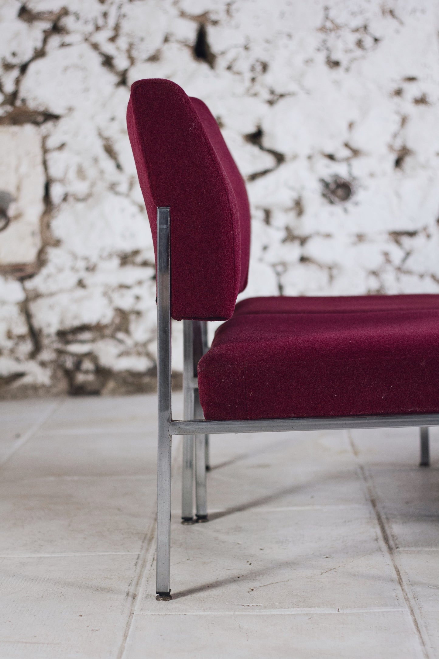 Lot de 4 chauffeuses de style moderniste bordeaux, 1970