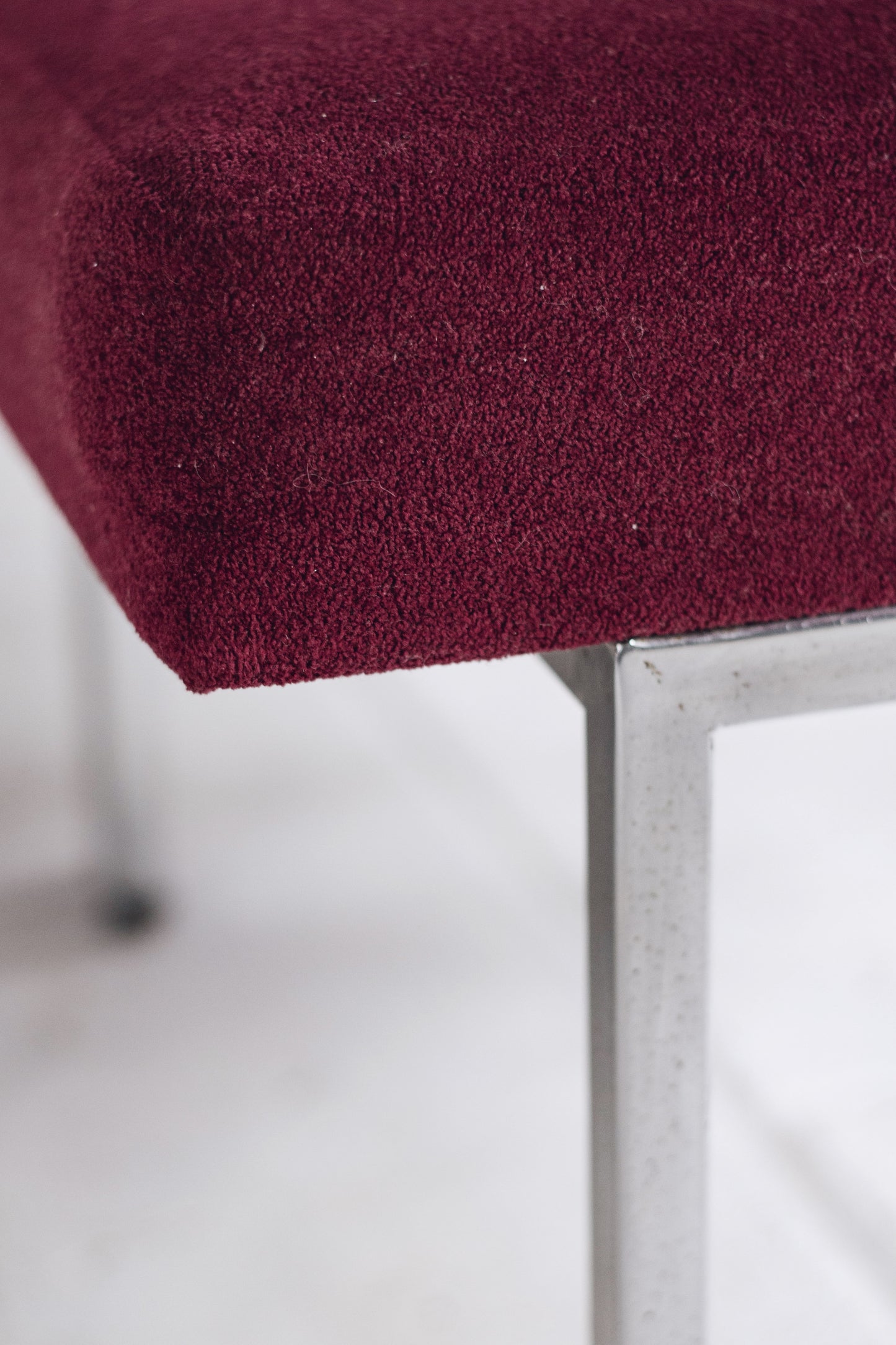 Lot de 4 chauffeuses de style moderniste bordeaux, 1970