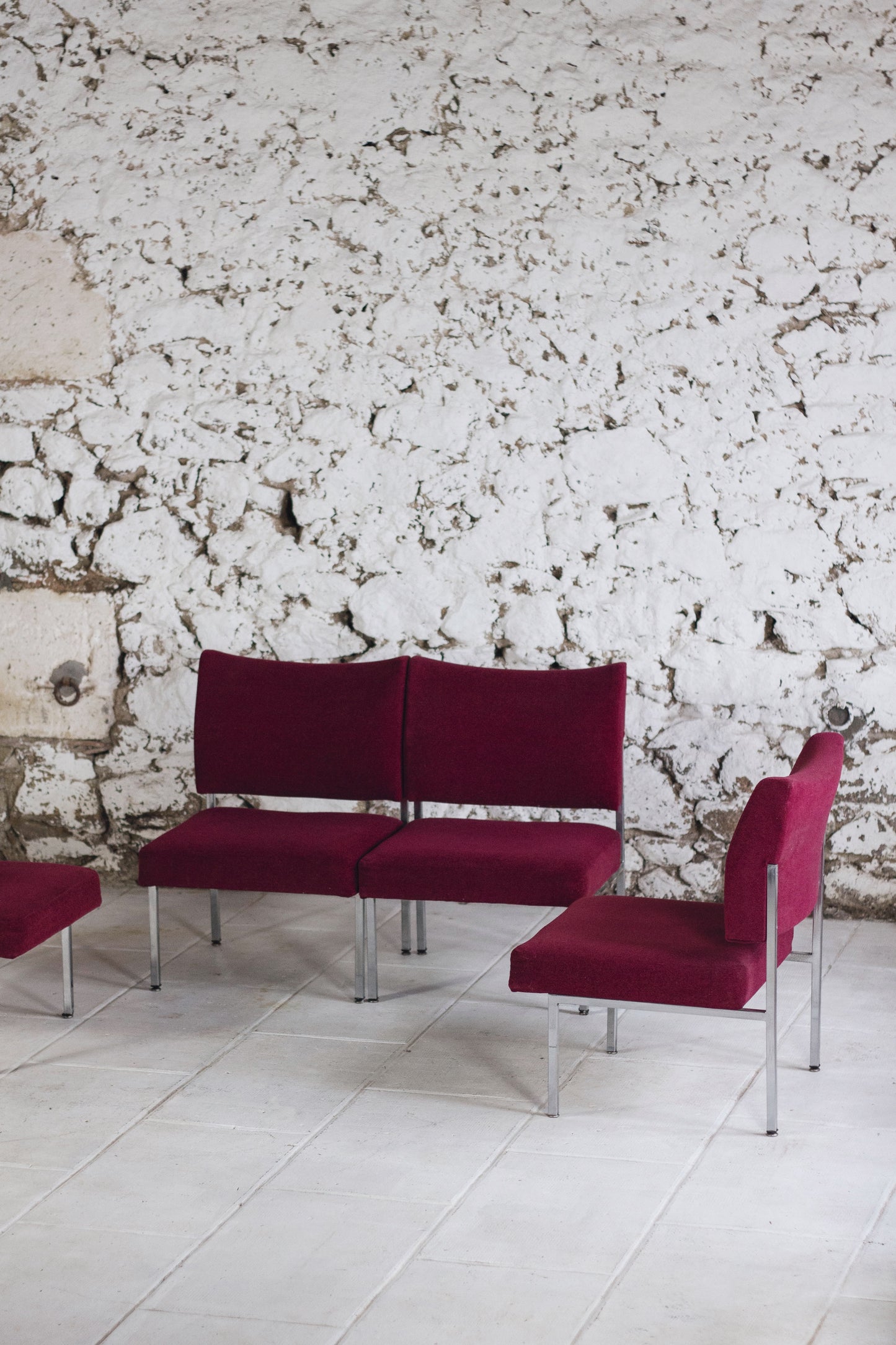 Lot de 4 chauffeuses de style moderniste bordeaux, 1970