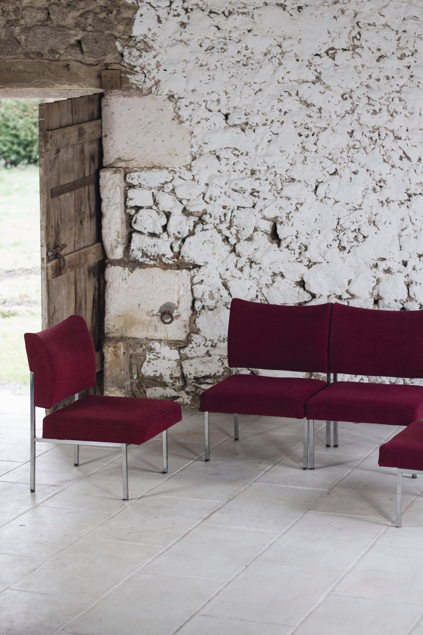 Lot de 4 chauffeuses de style moderniste bordeaux, 1970