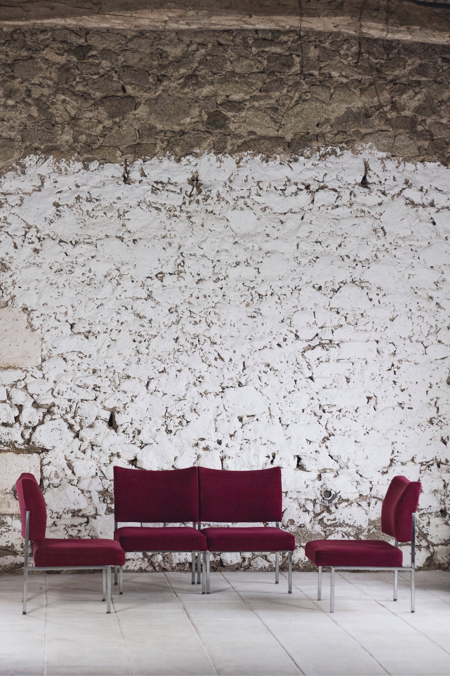 Lot de 4 chauffeuses de style moderniste bordeaux, 1970