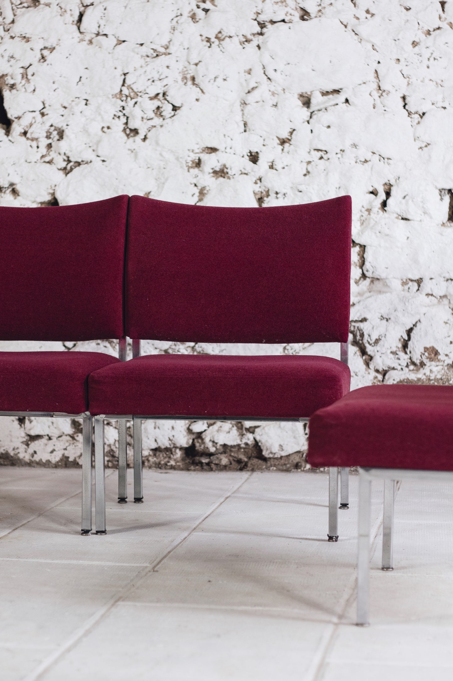 Lot de 4 chauffeuses de style moderniste bordeaux, 1970