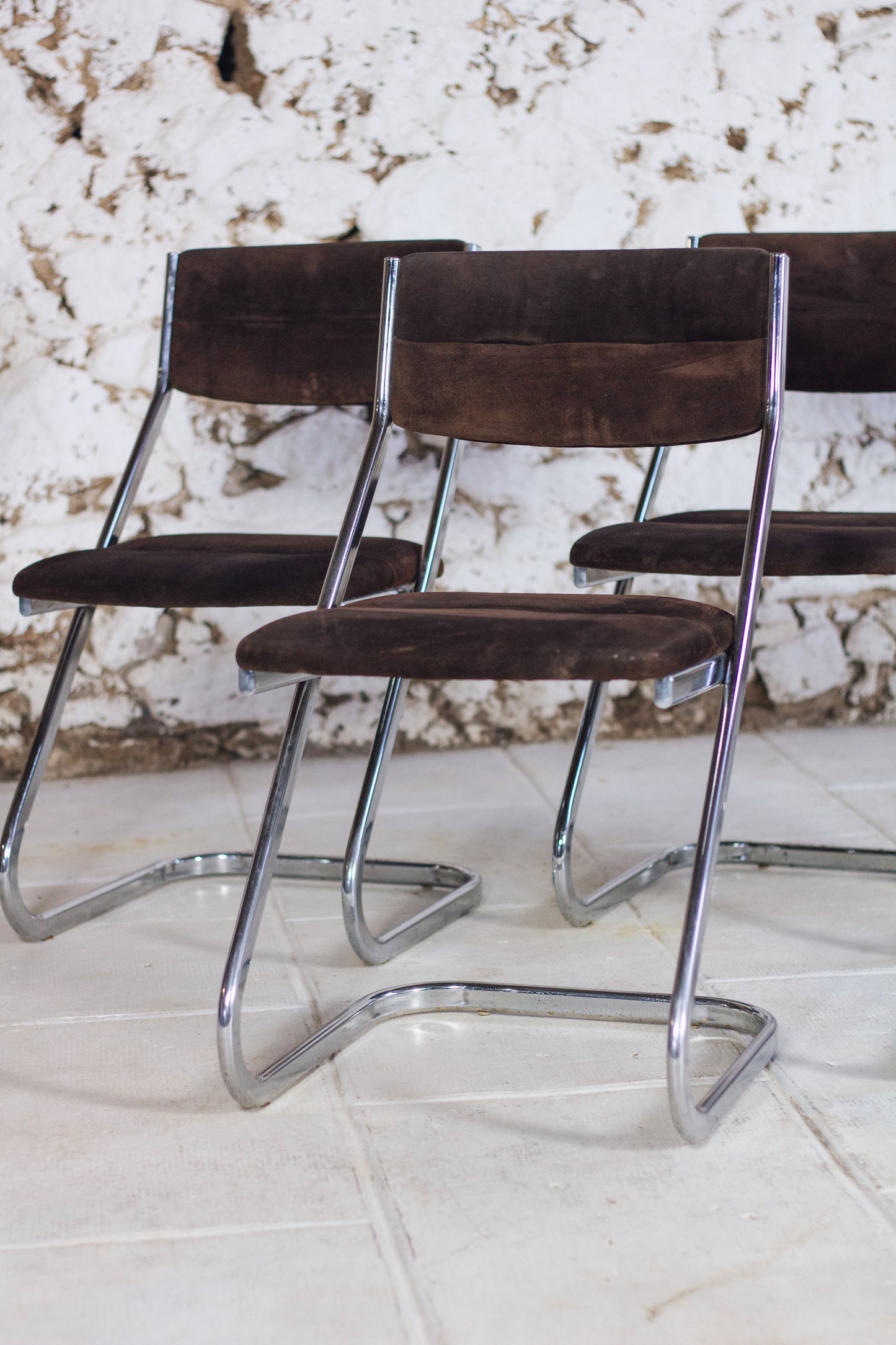 5 chaises tubulaires en daim et chrome Roche Bobois, 1970