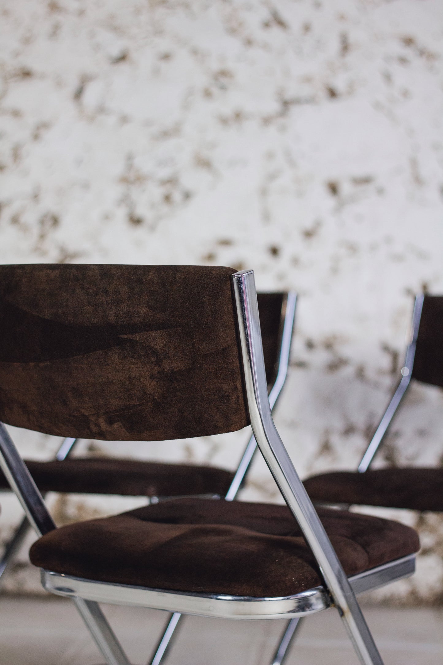 5 chaises tubulaires en daim et chrome Roche Bobois, 1970