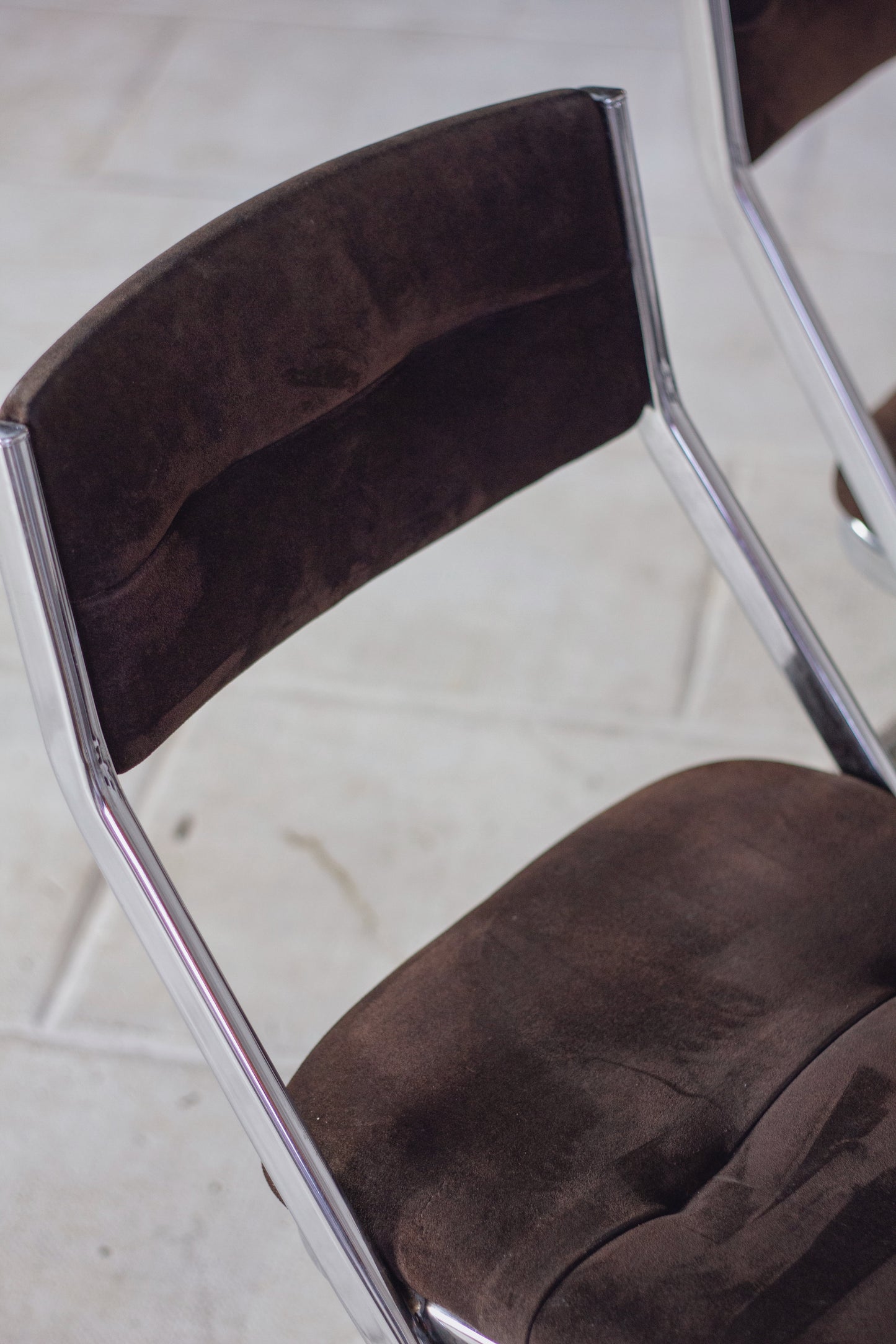 5 chaises tubulaires en daim et chrome Roche Bobois, 1970