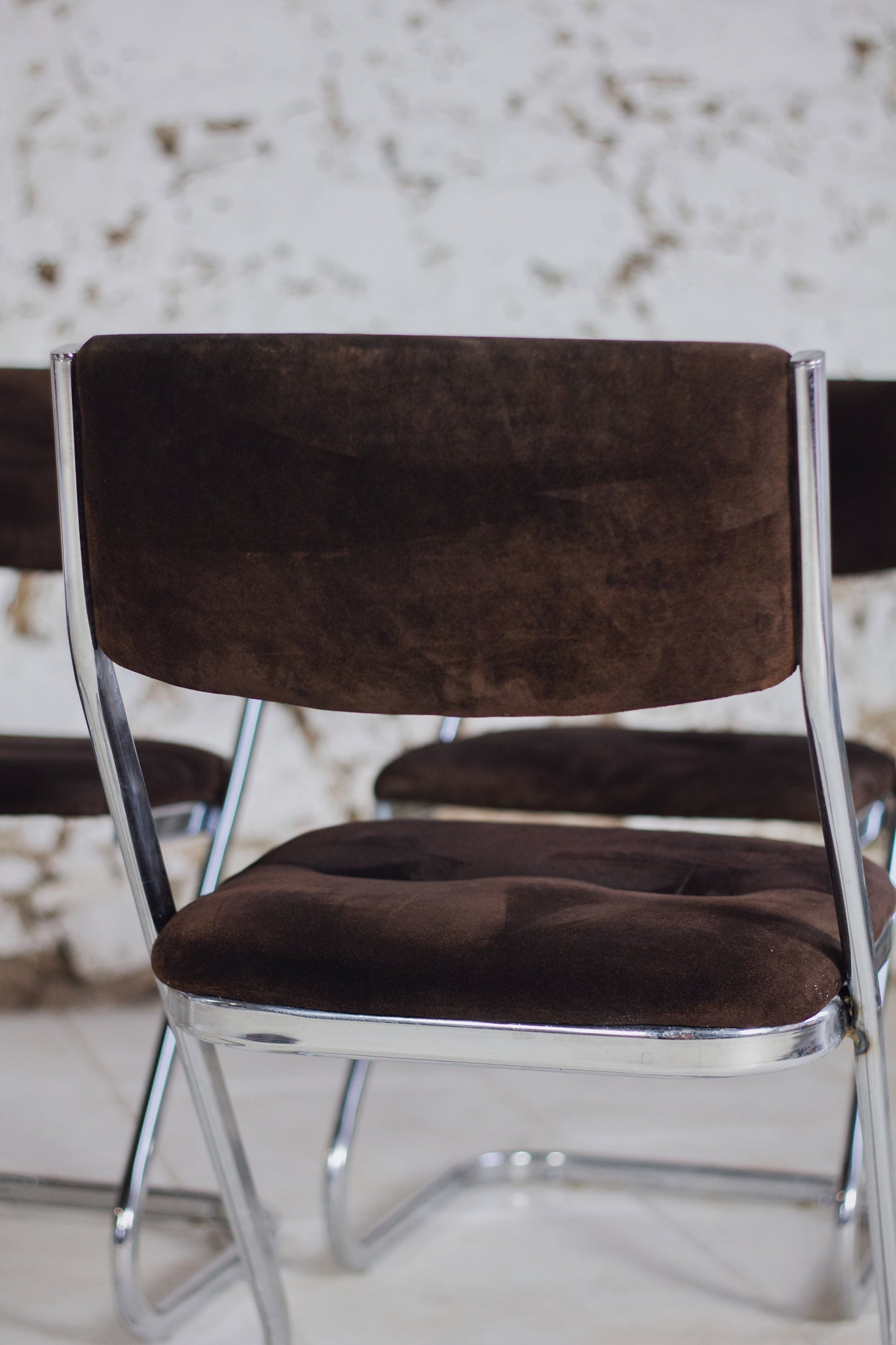 5 chaises tubulaires en daim et chrome Roche Bobois, 1970