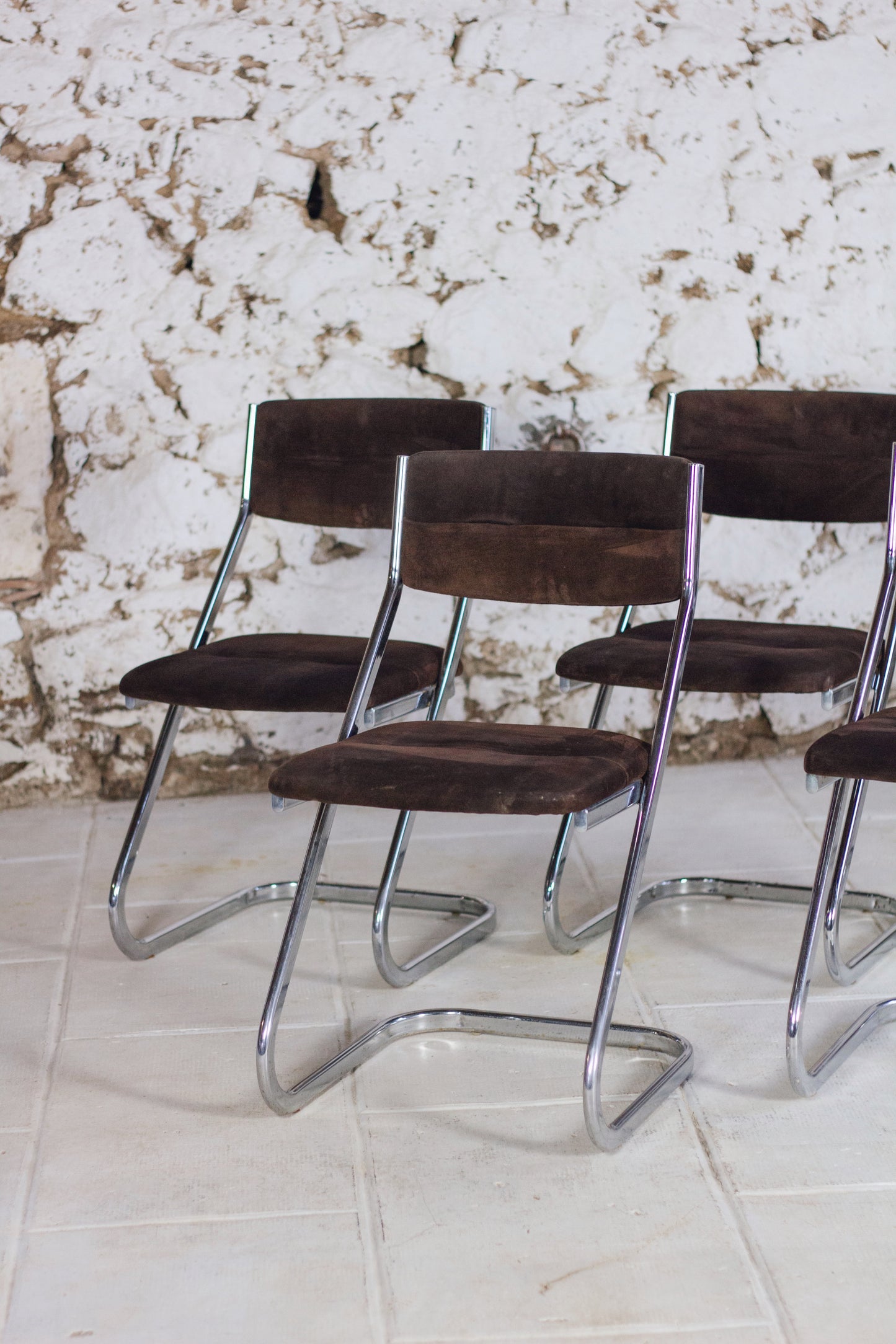 5 chaises tubulaires en daim et chrome Roche Bobois, 1970