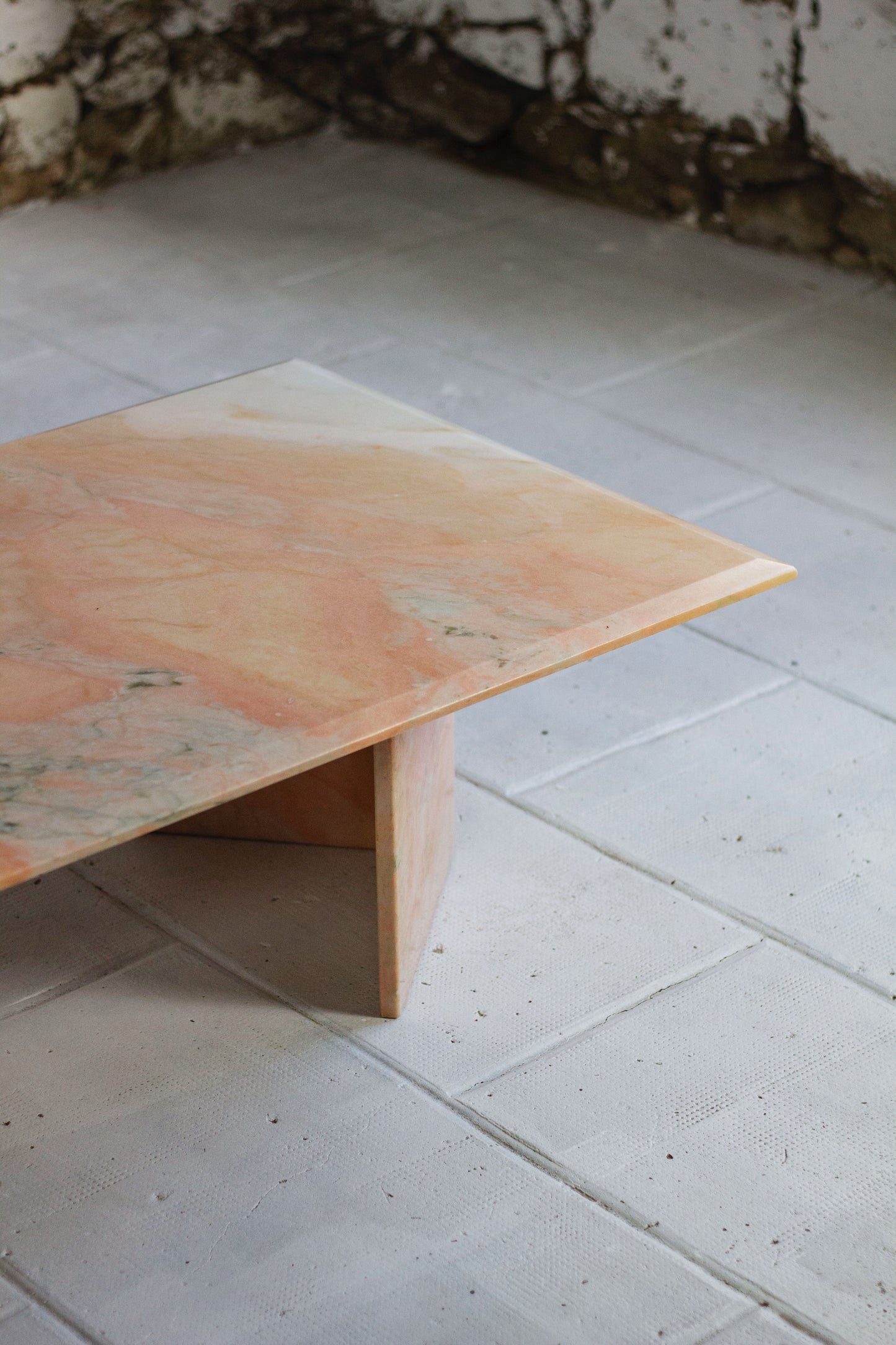 Table basse en marbre rose, 1970