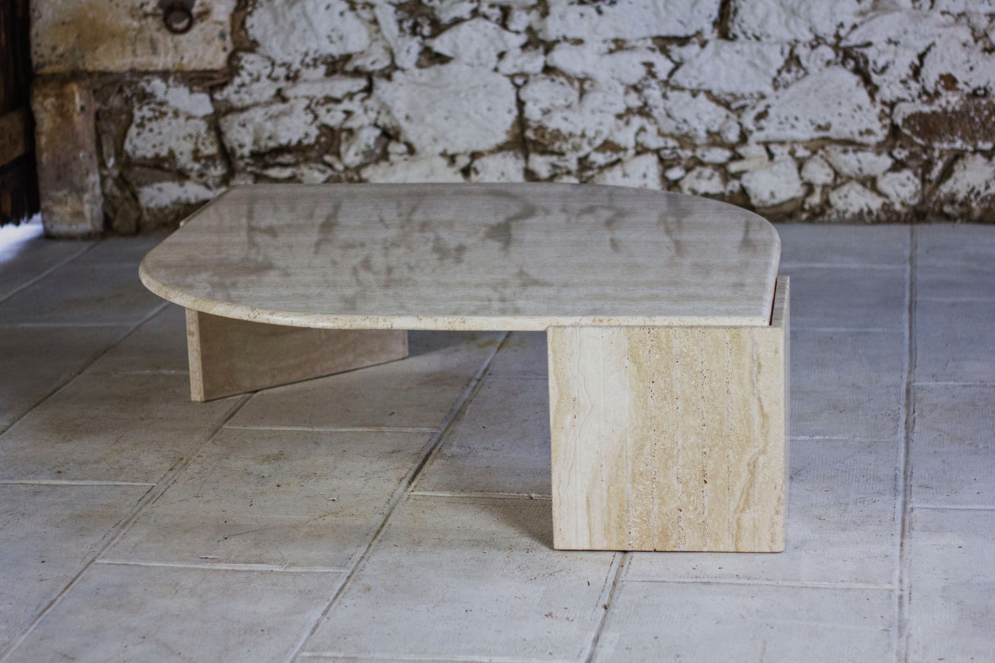 Table basse en travertin "Oeil" ou "goutte" par Roche Bobois, 1980