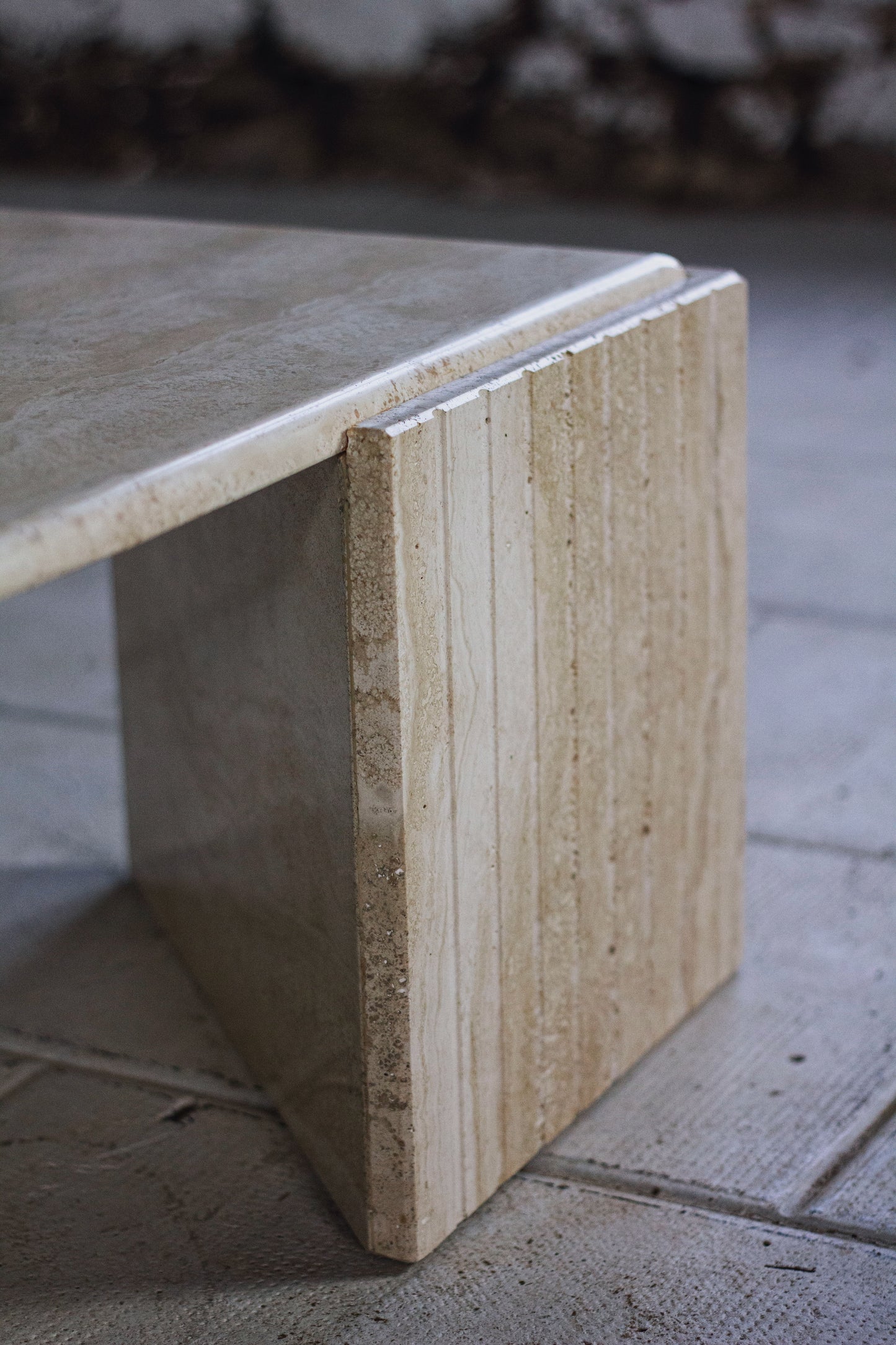 Table basse en travertin "Oeil" ou "goutte" par Roche Bobois, 1980