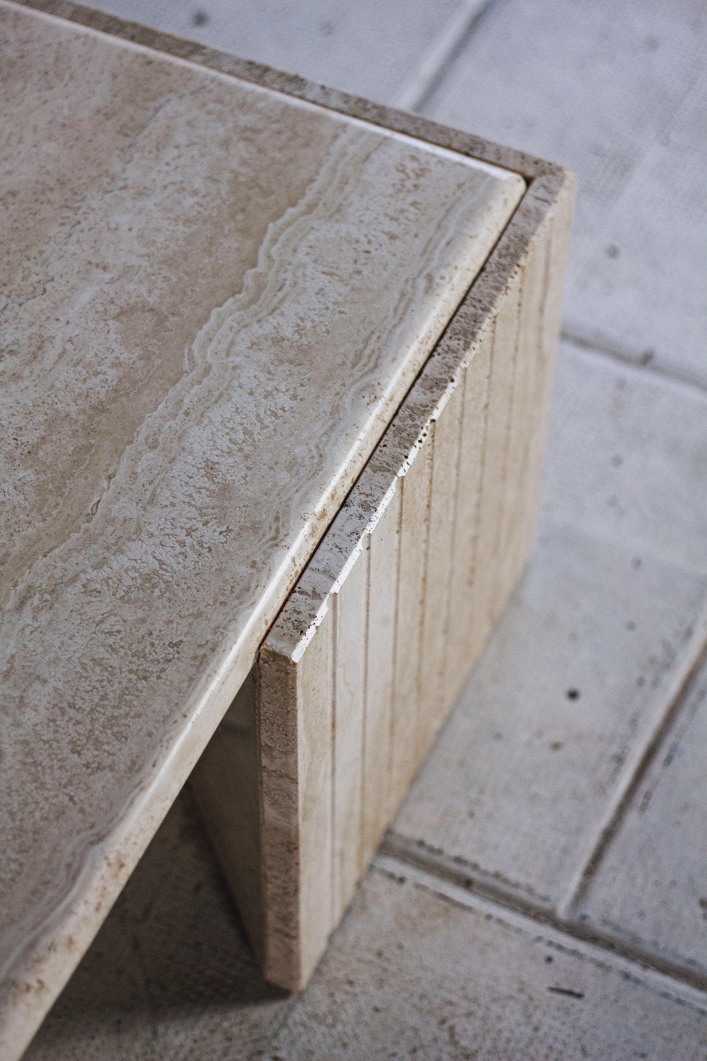 Table basse en travertin "Oeil" ou "goutte" par Roche Bobois, 1980