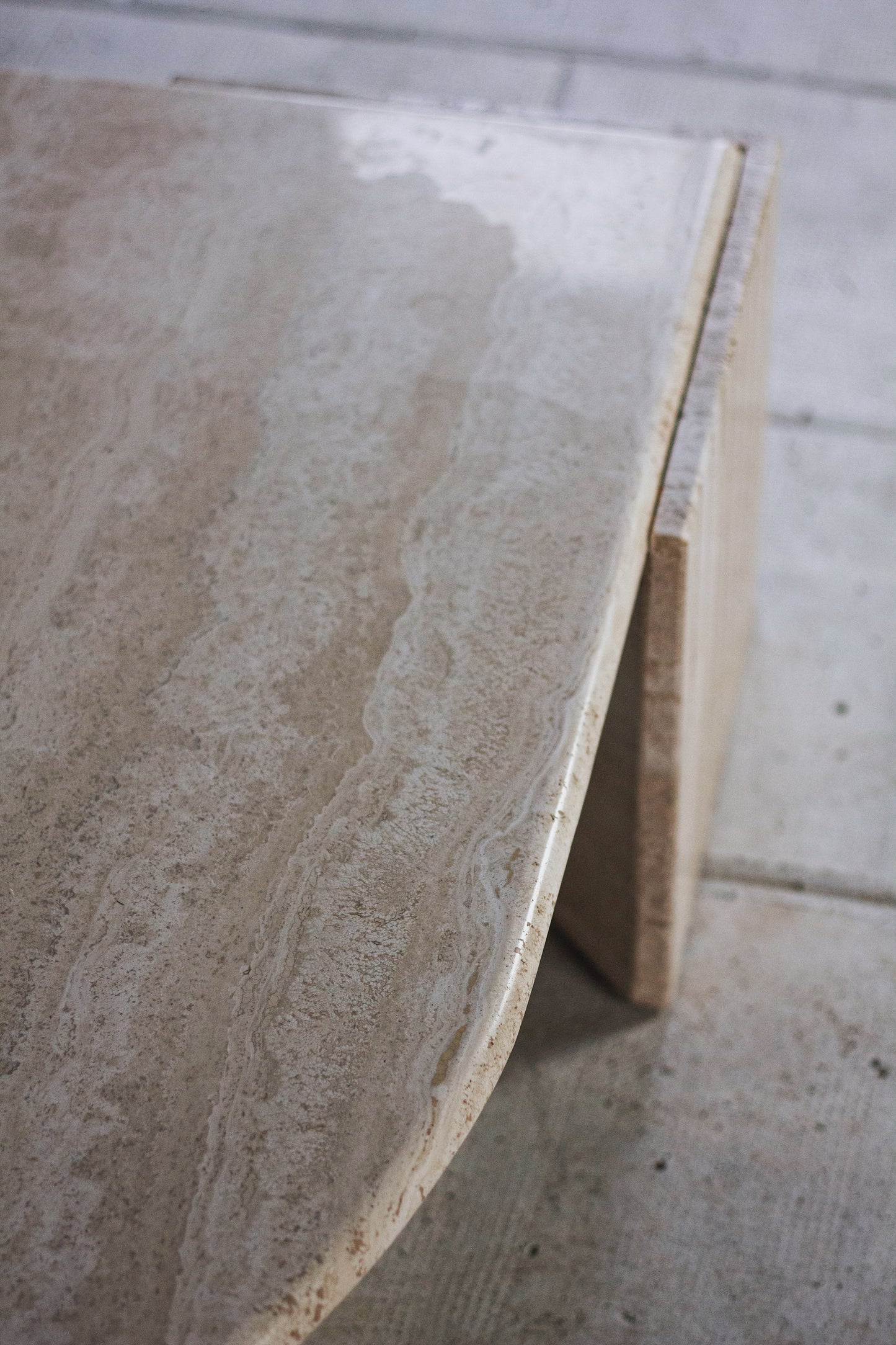 Table basse en travertin "Oeil" ou "goutte" par Roche Bobois, 1980