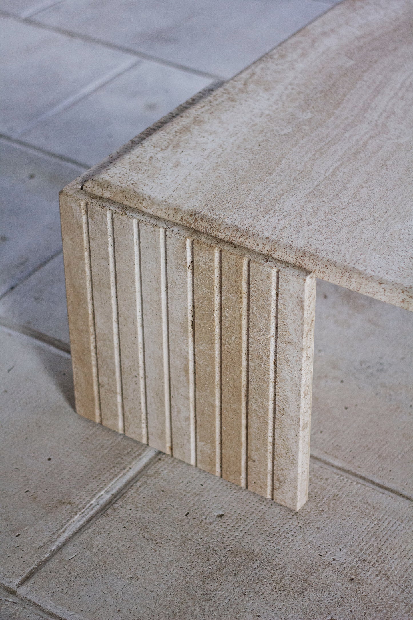 Table basse en travertin "Oeil" ou "goutte" par Roche Bobois, 1980