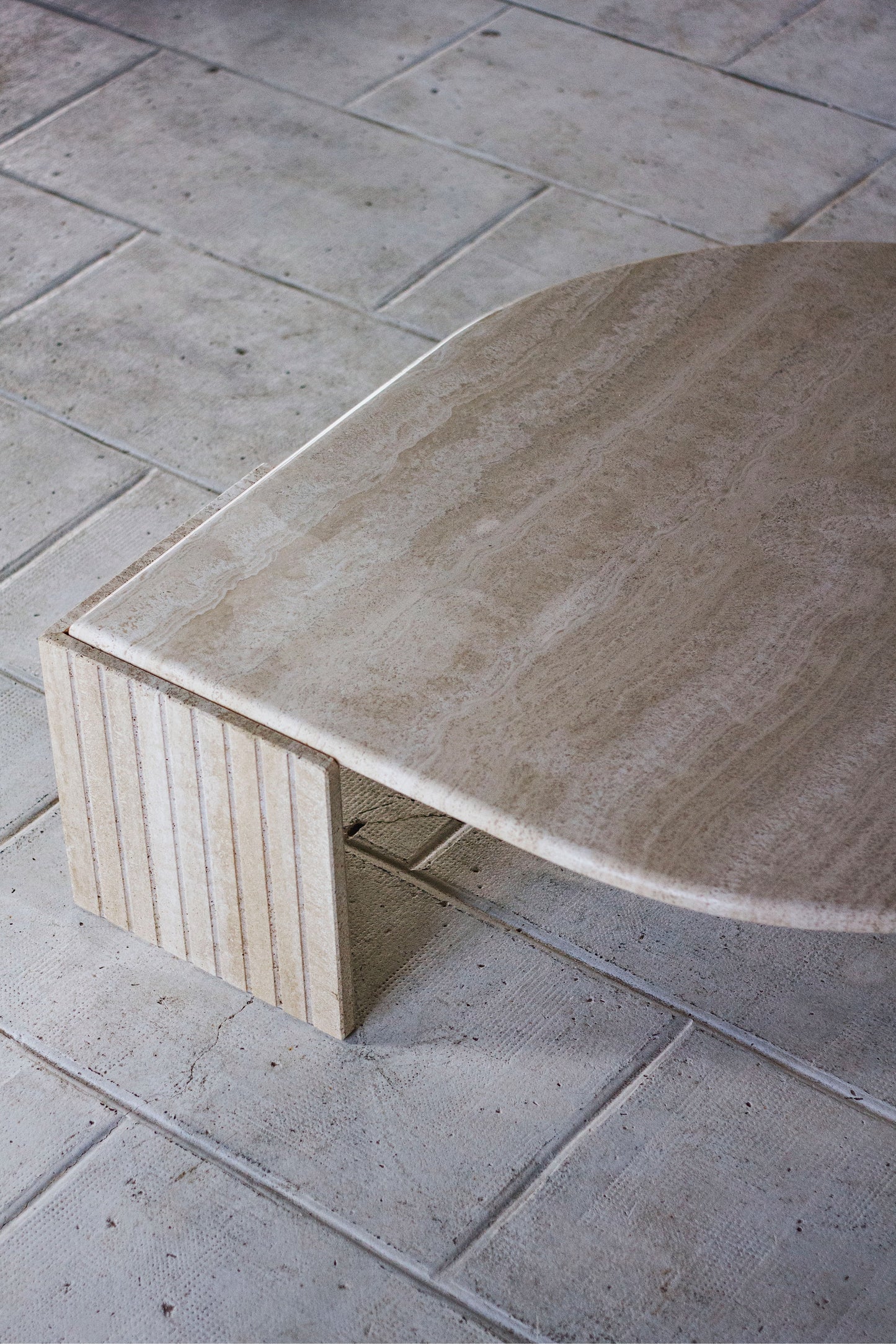 Table basse en travertin "Oeil" ou "goutte" par Roche Bobois, 1980