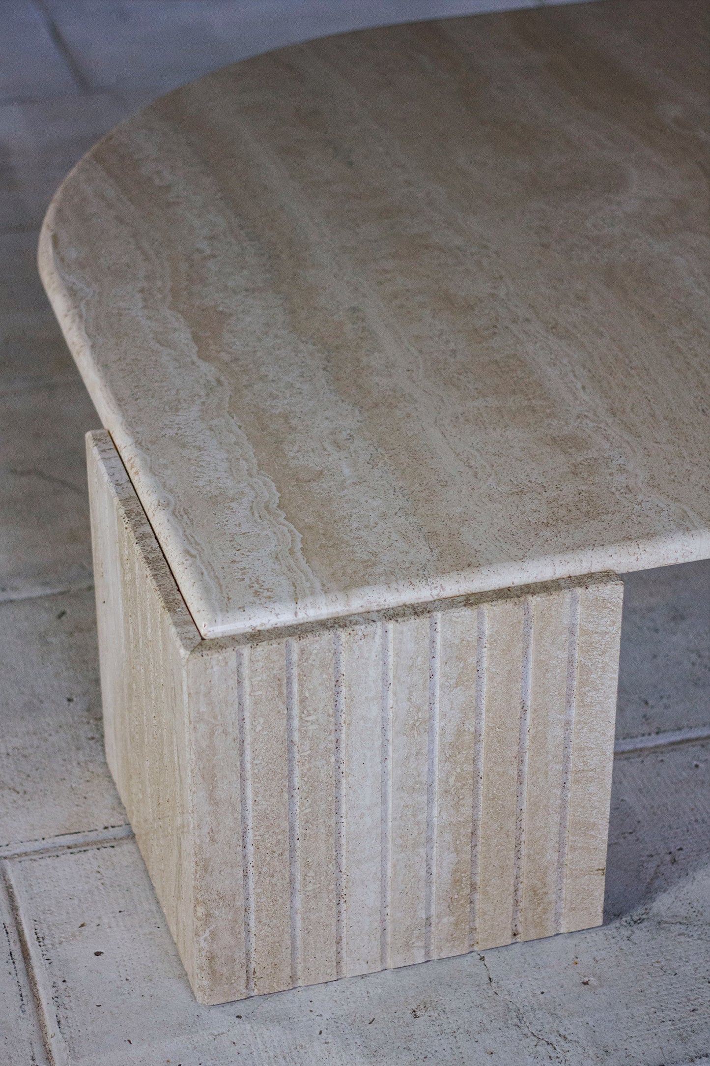 Table basse en travertin "Oeil" ou "goutte" par Roche Bobois, 1980