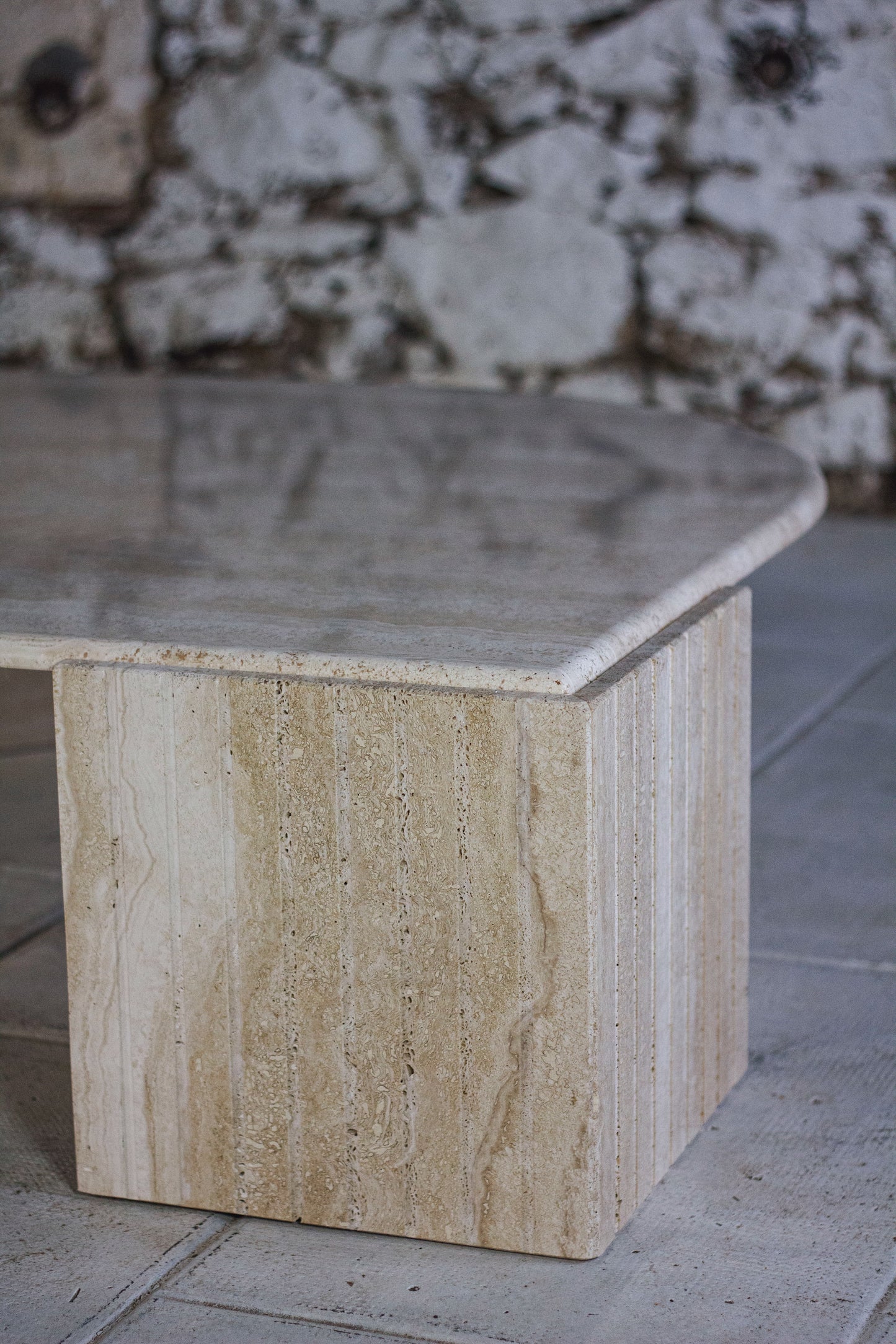 Table basse en travertin "Oeil" ou "goutte" par Roche Bobois, 1980