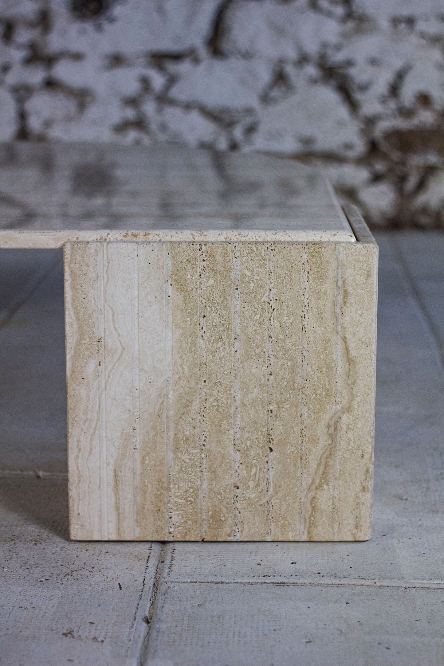 Table basse en travertin "Oeil" ou "goutte" par Roche Bobois, 1980