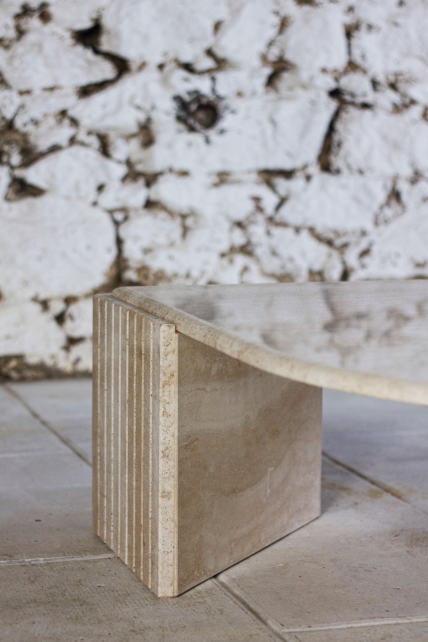 Table basse en travertin "Oeil" ou "goutte" par Roche Bobois, 1980