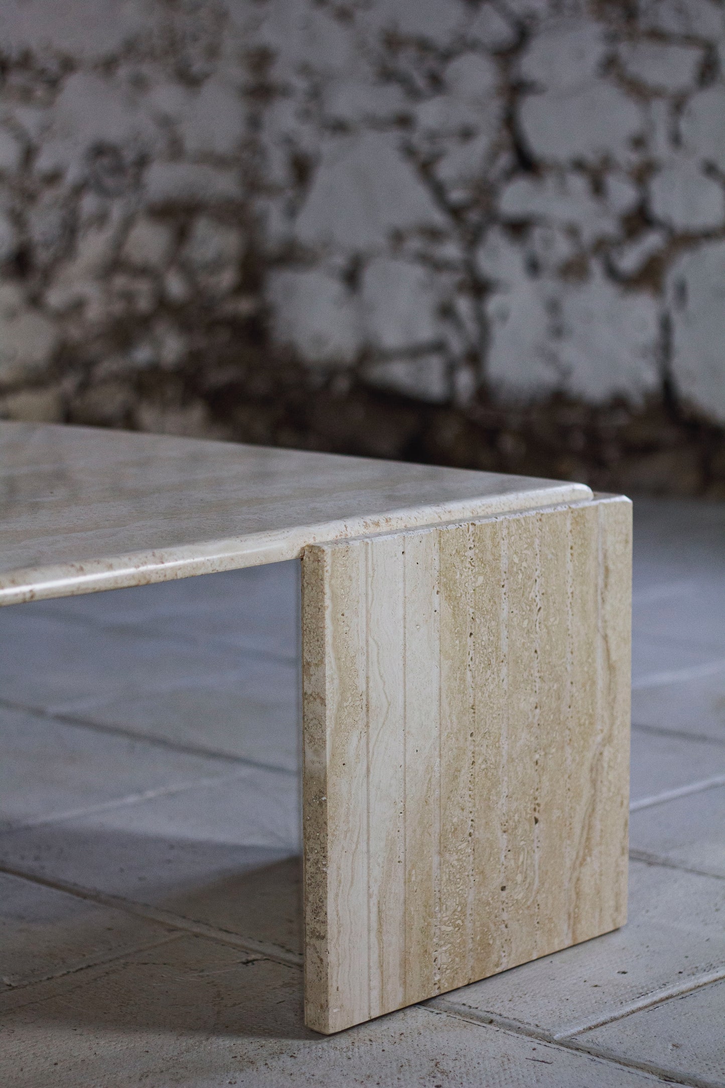 Table basse en travertin "Oeil" ou "goutte" par Roche Bobois, 1980