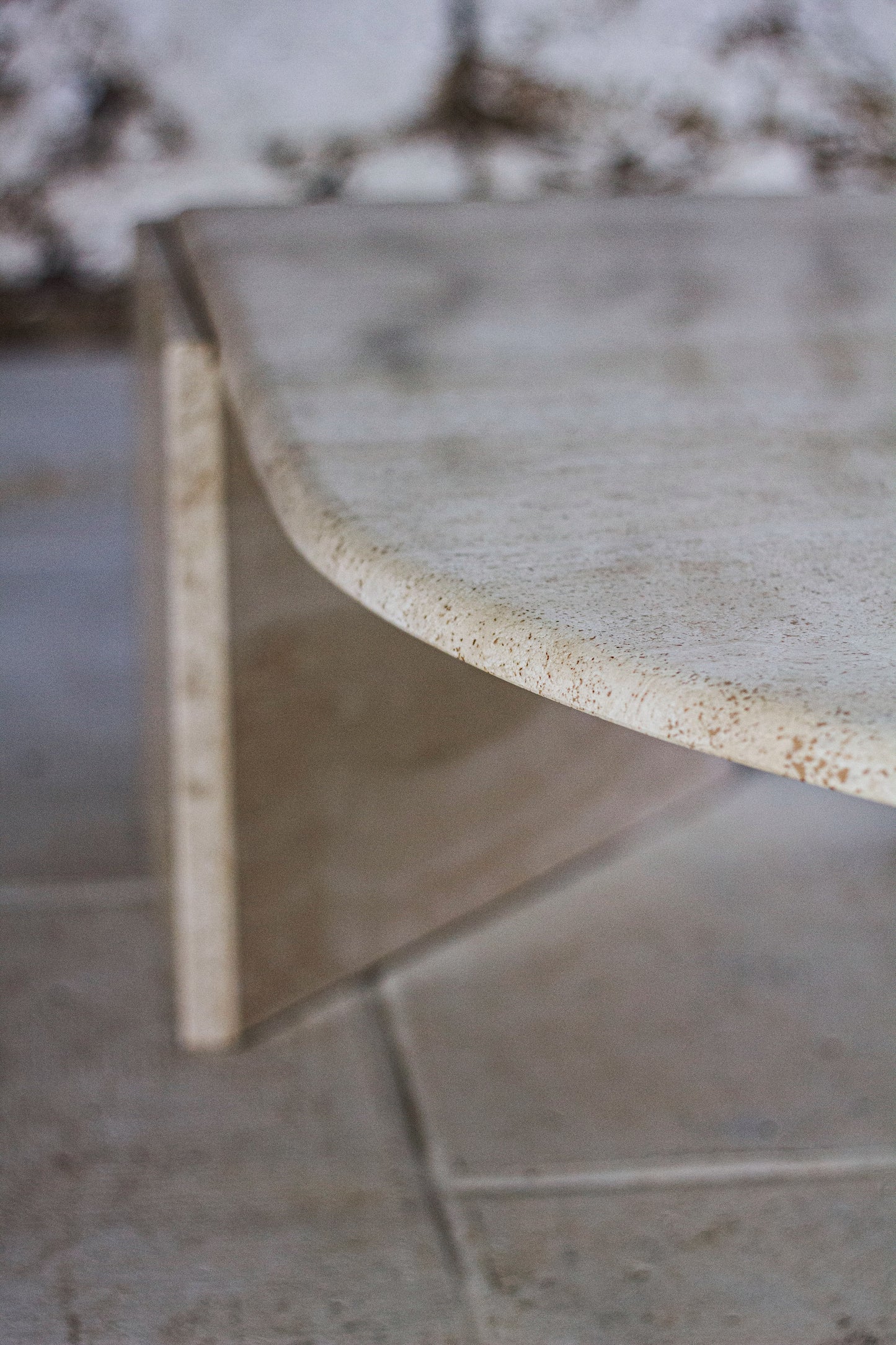 Table basse en travertin "Oeil" ou "goutte" par Roche Bobois, 1980