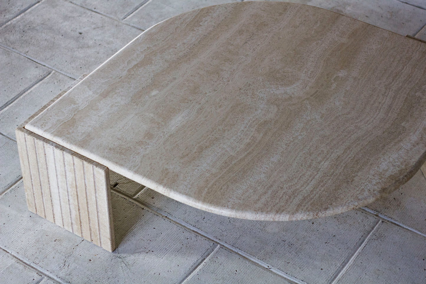 Table basse en travertin "Oeil" ou "goutte" par Roche Bobois, 1980