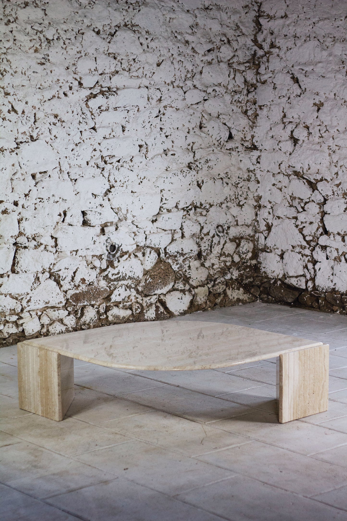 Table basse en travertin "Oeil" ou "goutte" par Roche Bobois, 1980