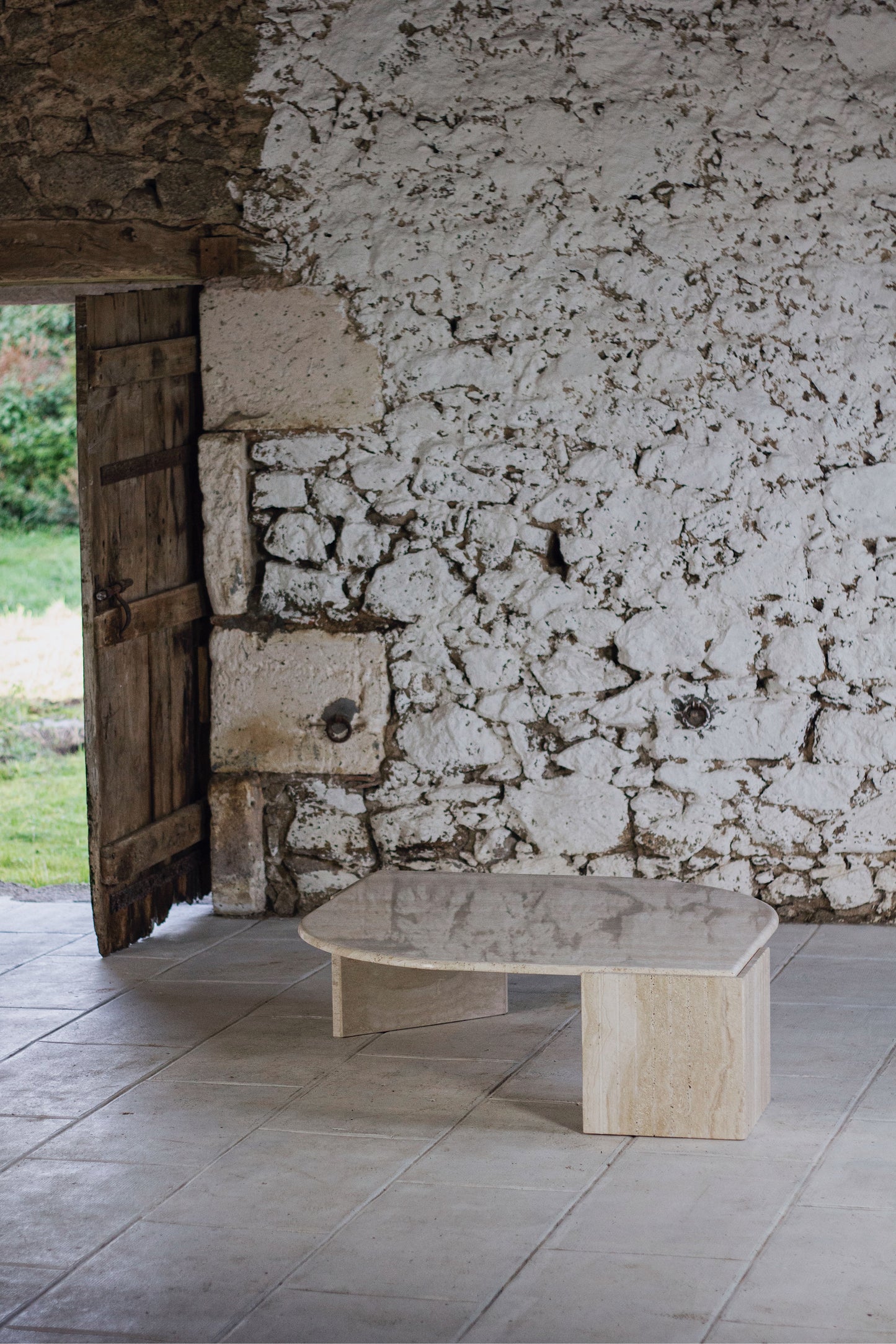 Table basse en travertin "Oeil" ou "goutte" par Roche Bobois, 1980