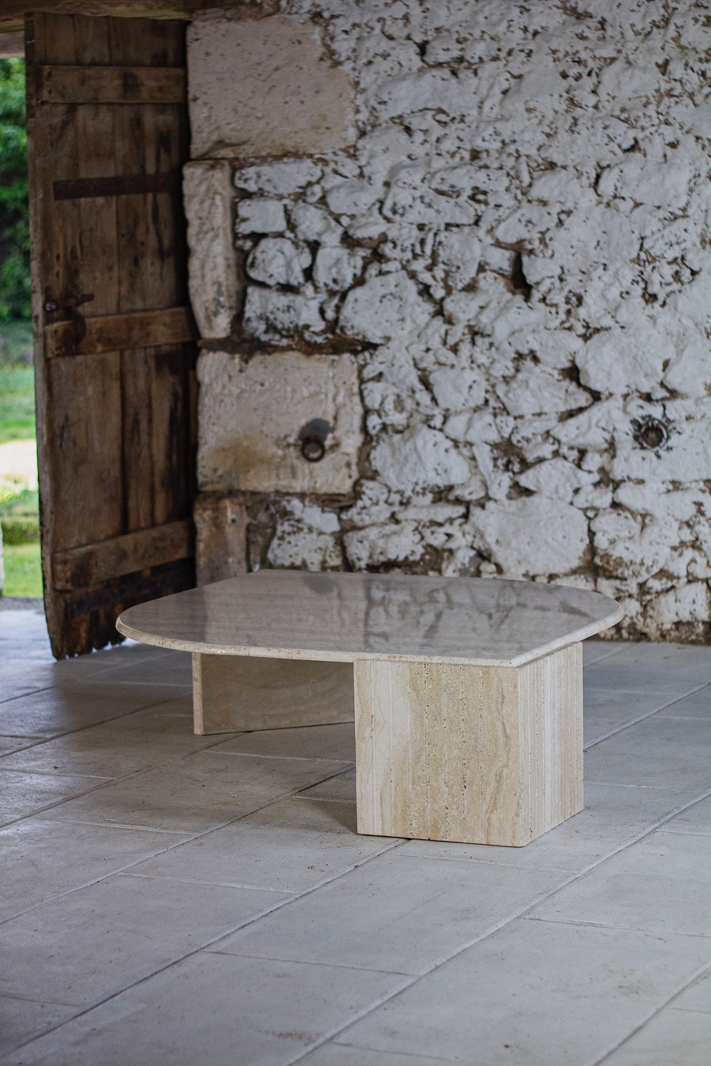 Table basse en travertin "Oeil" ou "goutte" par Roche Bobois, 1980