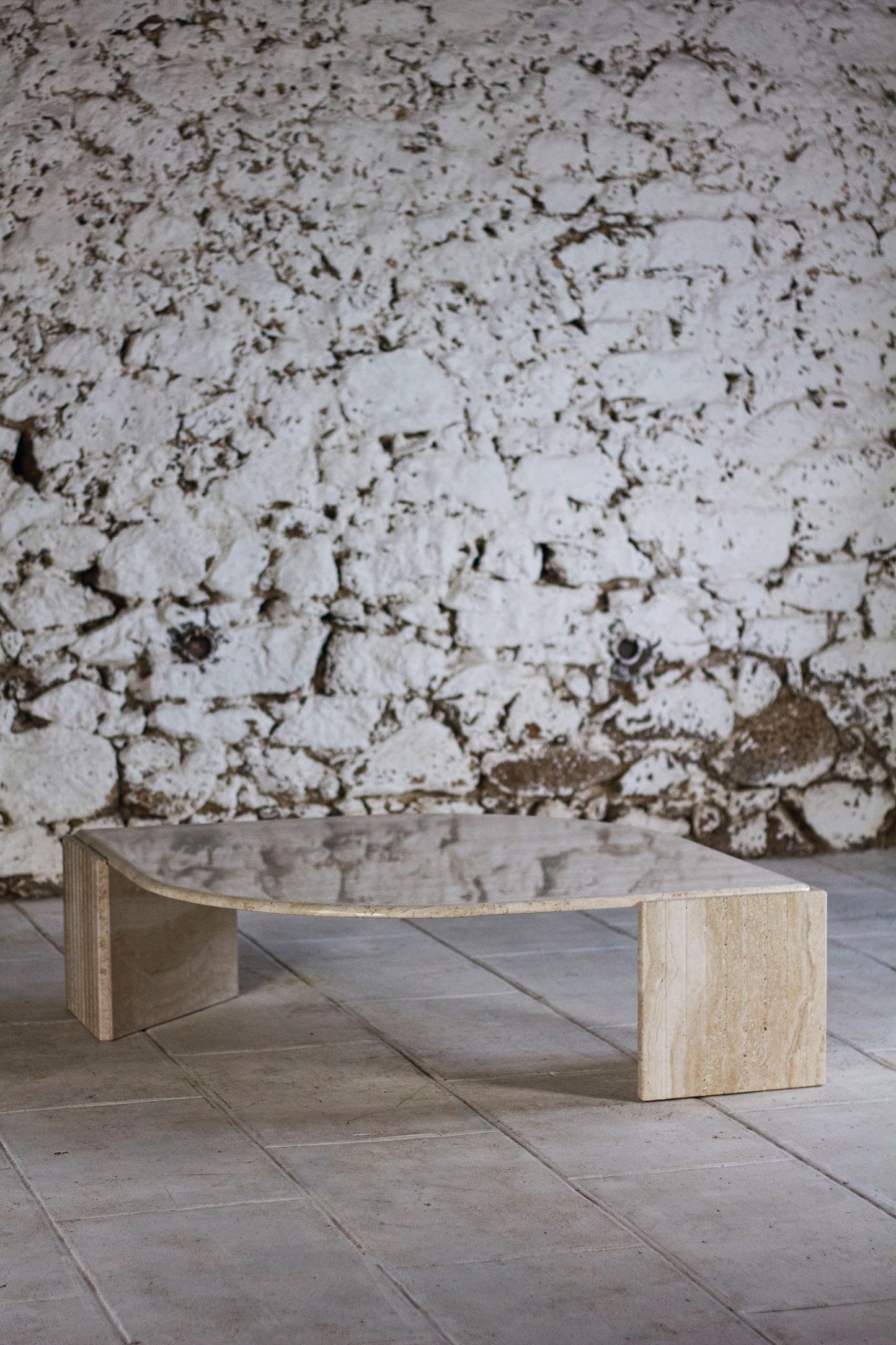 Table basse en travertin "Oeil" ou "goutte" par Roche Bobois, 1980